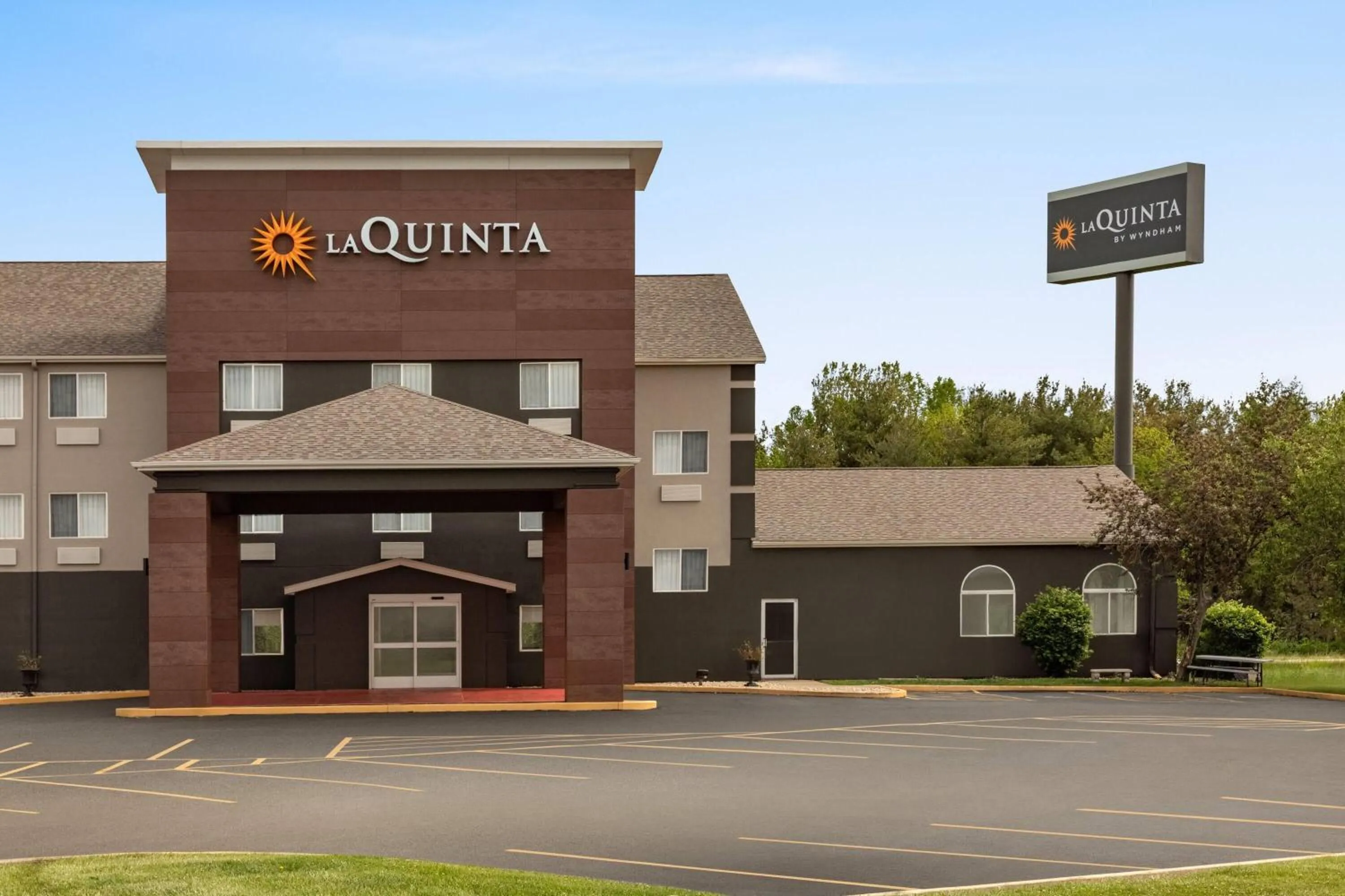 Property building in La Quinta Inn & Suites by Wyndham Peru Starved Rock St Park