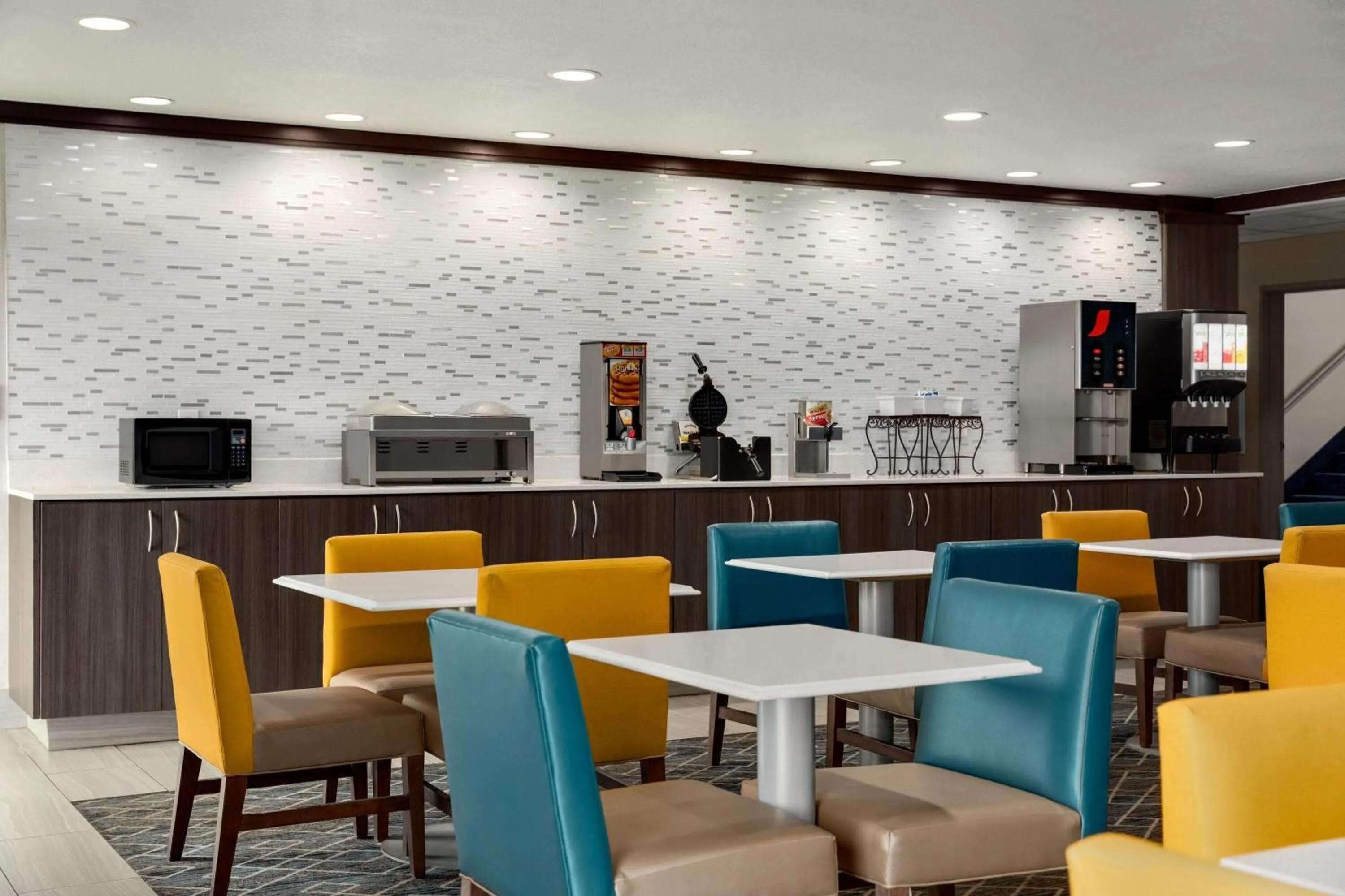 Breakfast in La Quinta Inn & Suites by Wyndham Peru Starved Rock St Park