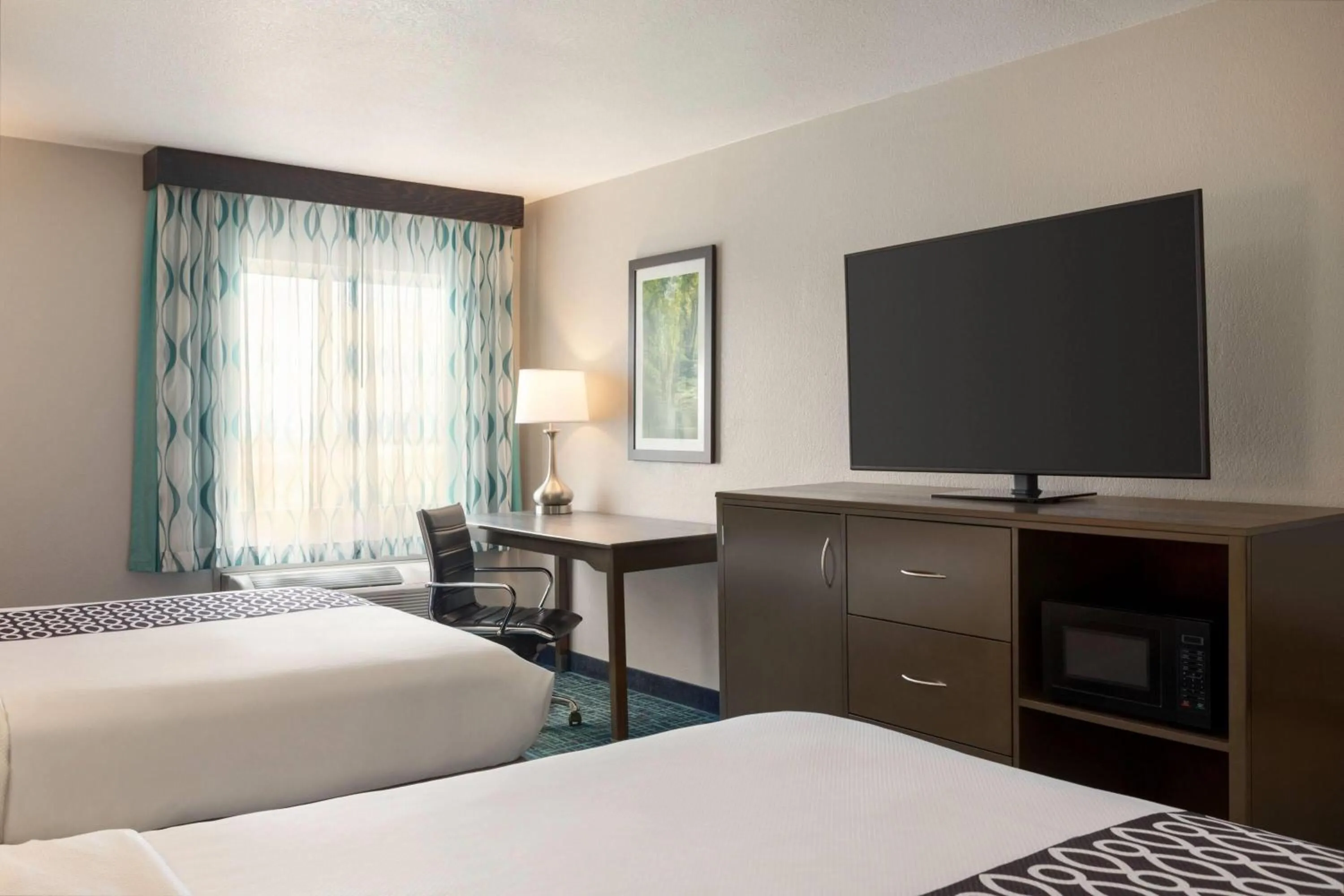 Photo of the whole room, Bed in La Quinta Inn & Suites by Wyndham Peru Starved Rock St Park