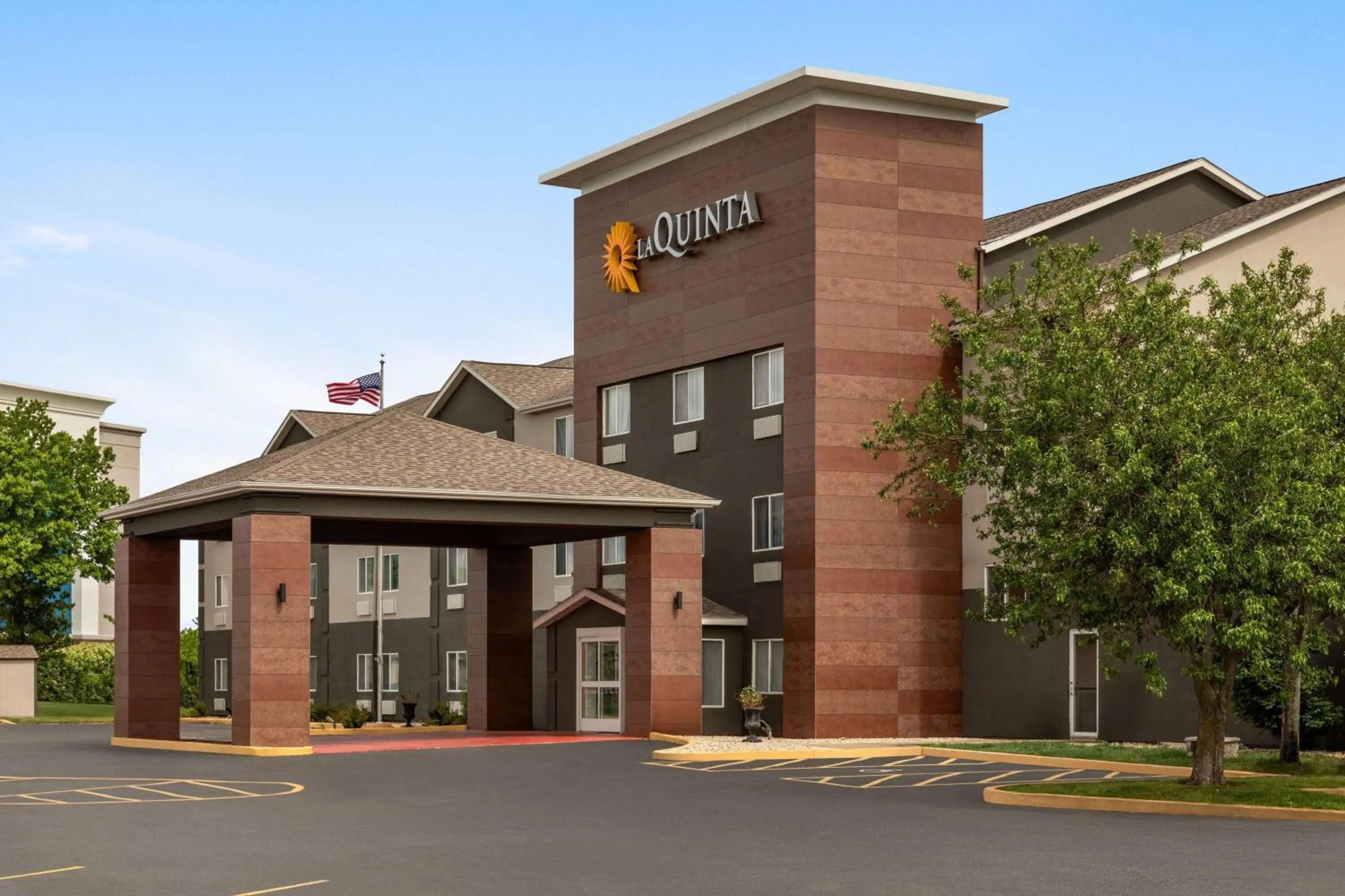 Property building in La Quinta Inn & Suites by Wyndham Peru Starved Rock St Park