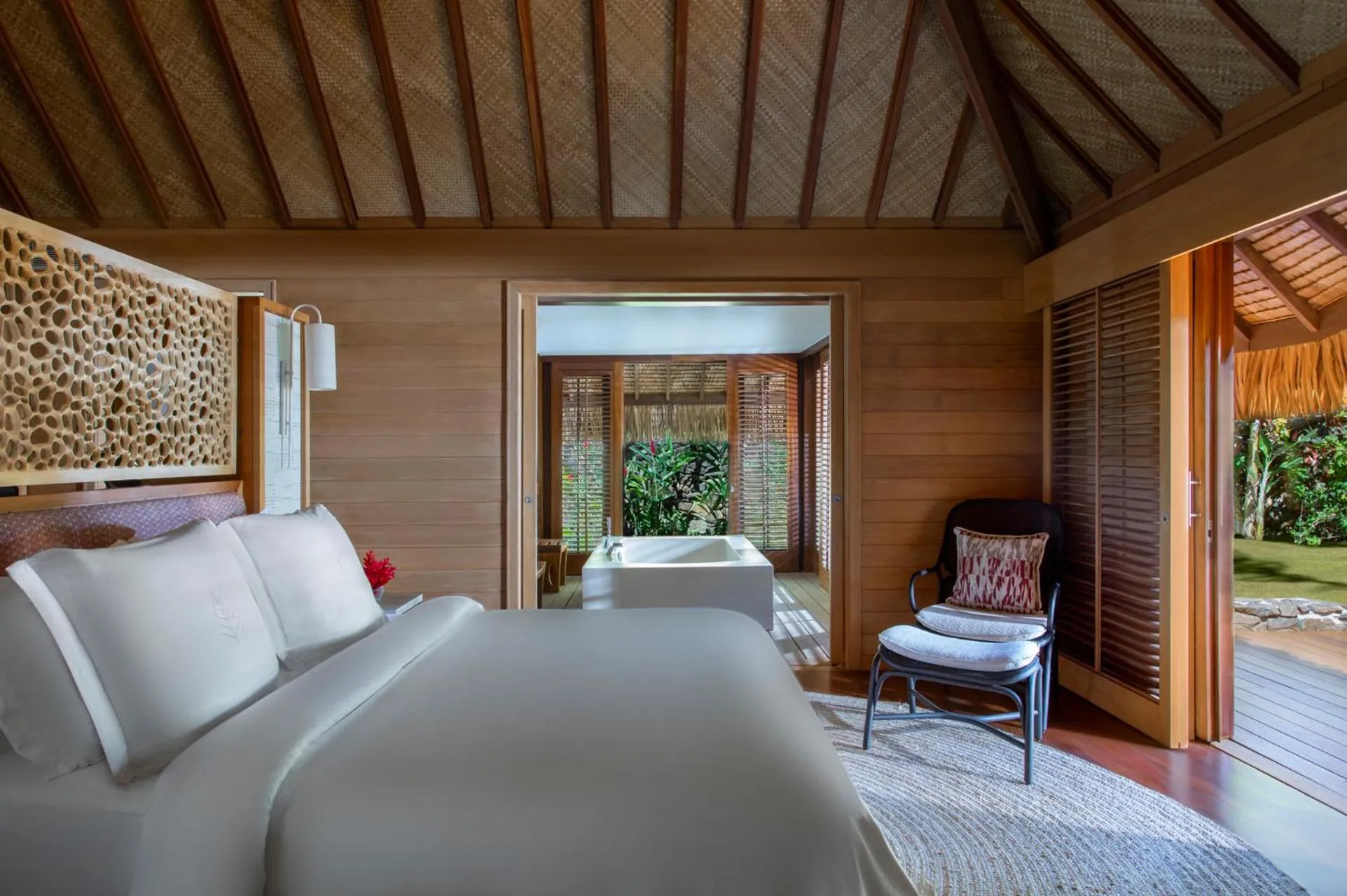 Bedroom, Bed in Four Seasons Resort Bora Bora
