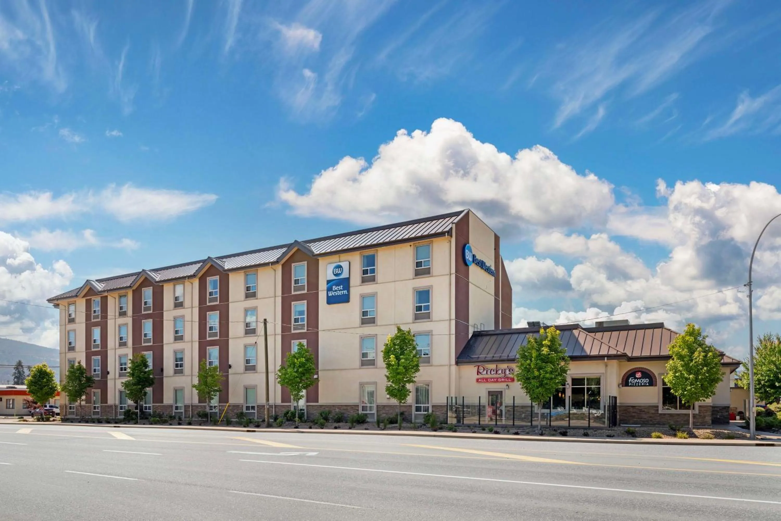 Property building in Best Western Pacific Inn
