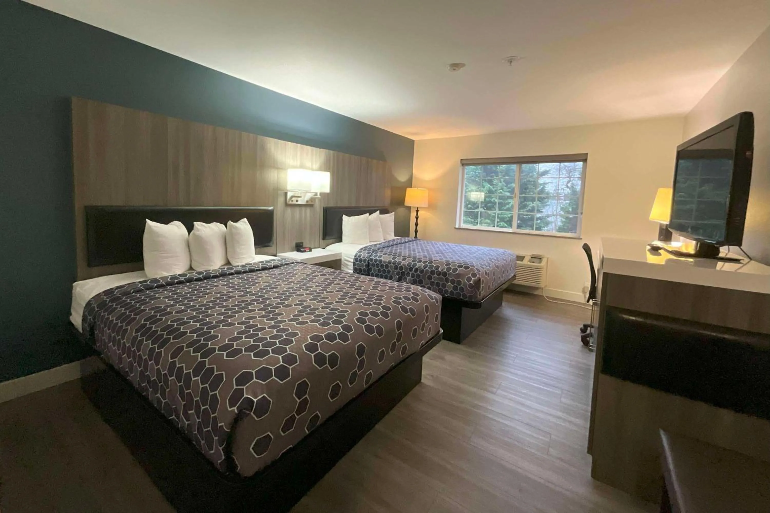 Photo of the whole room, Bed in Baymont by Wyndham Kent - Seattle