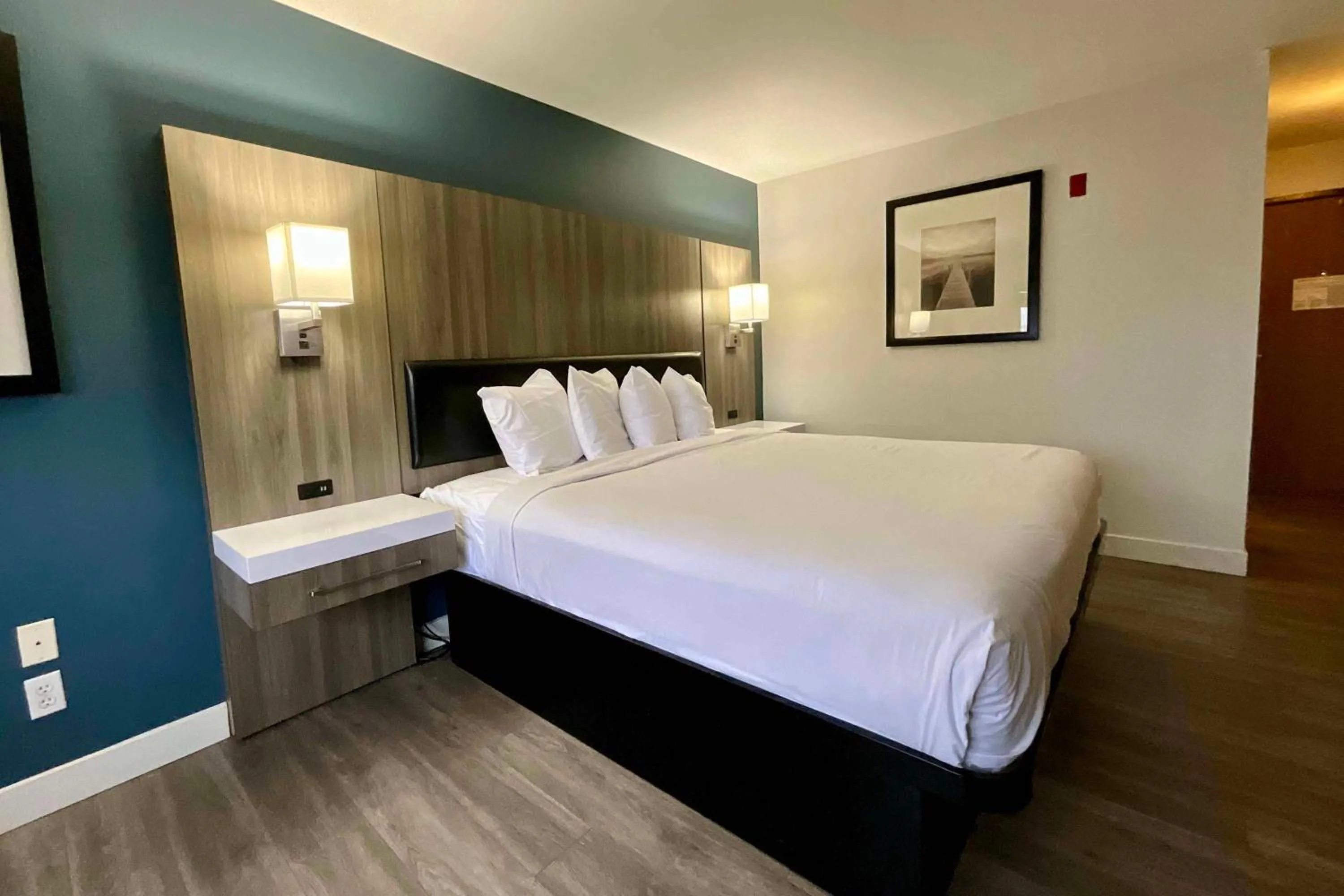 Photo of the whole room, Bed in Baymont by Wyndham Kent - Seattle