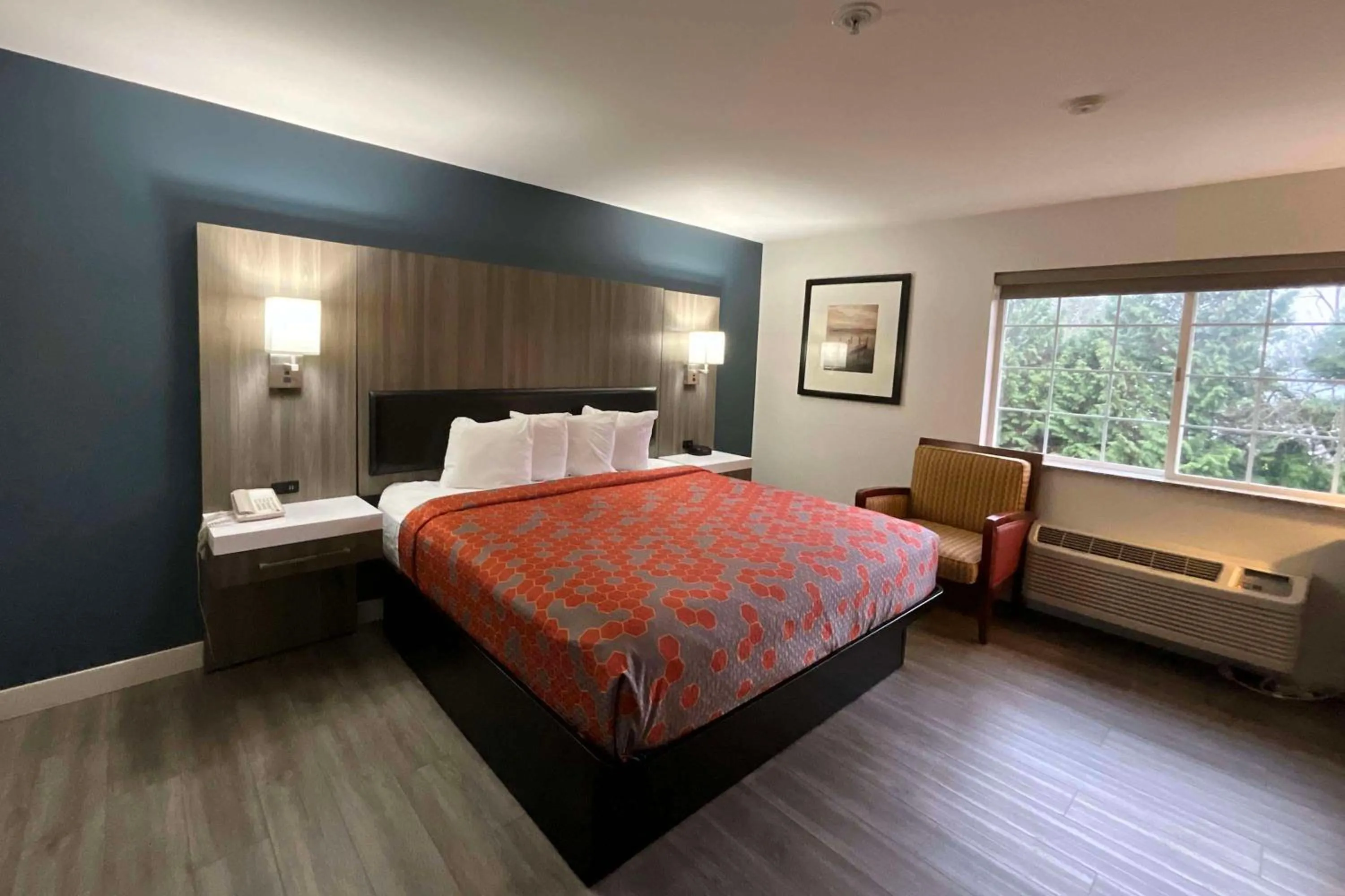 Photo of the whole room, Bed in Baymont by Wyndham Kent - Seattle