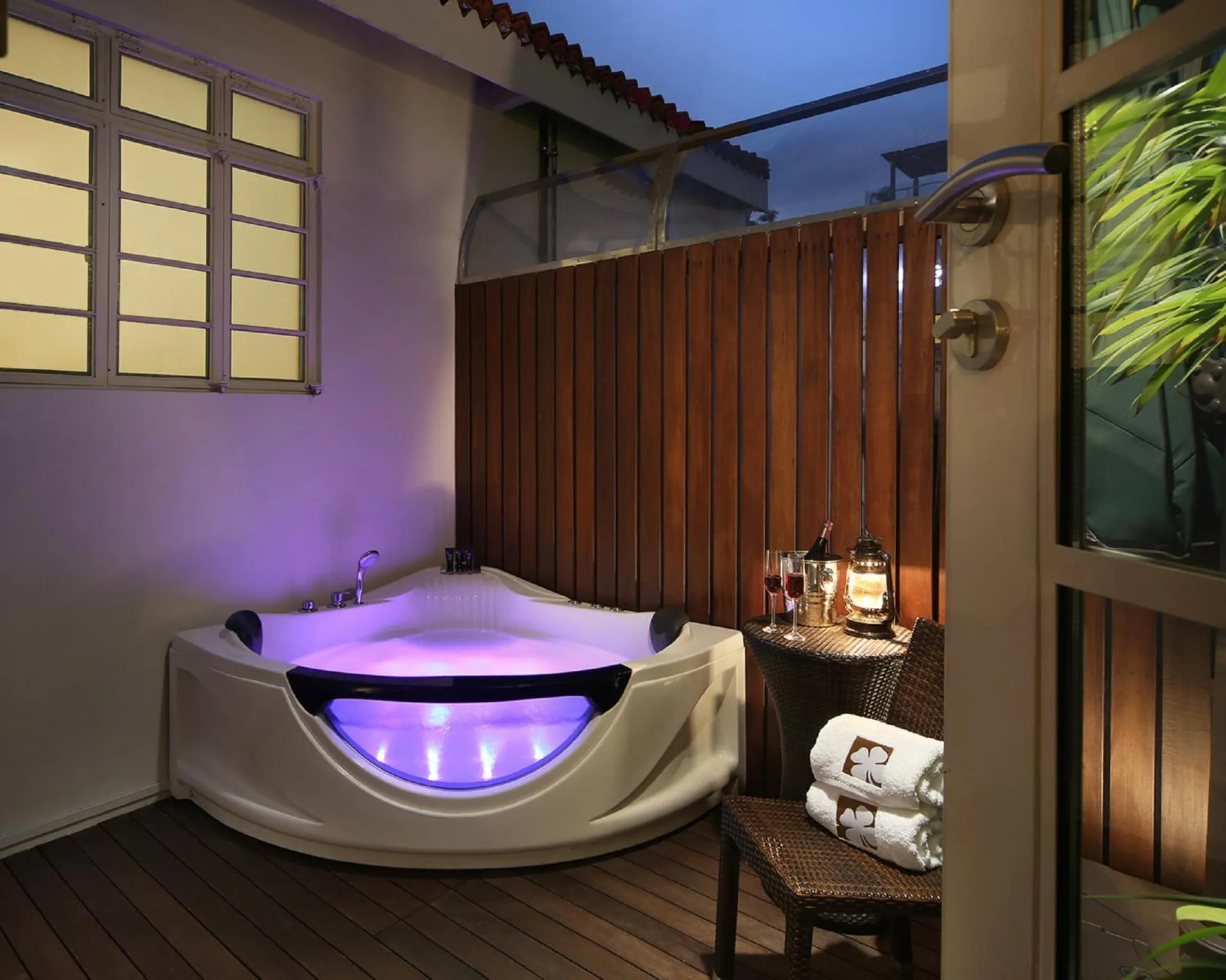 Hot Tub in Hotel Clover 769 North Bridge Road