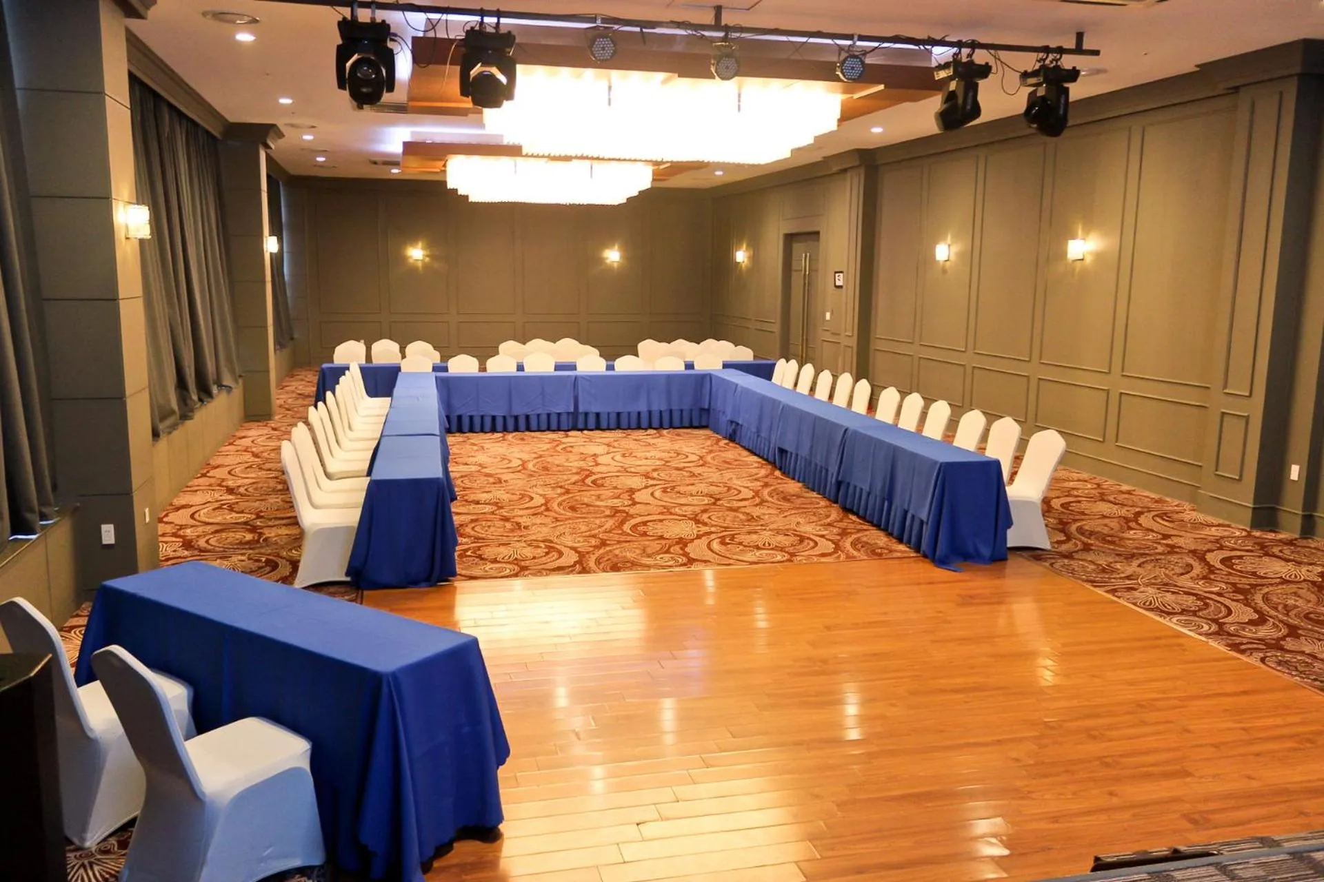 Business facilities in The Blue Sky Hotel and Tower