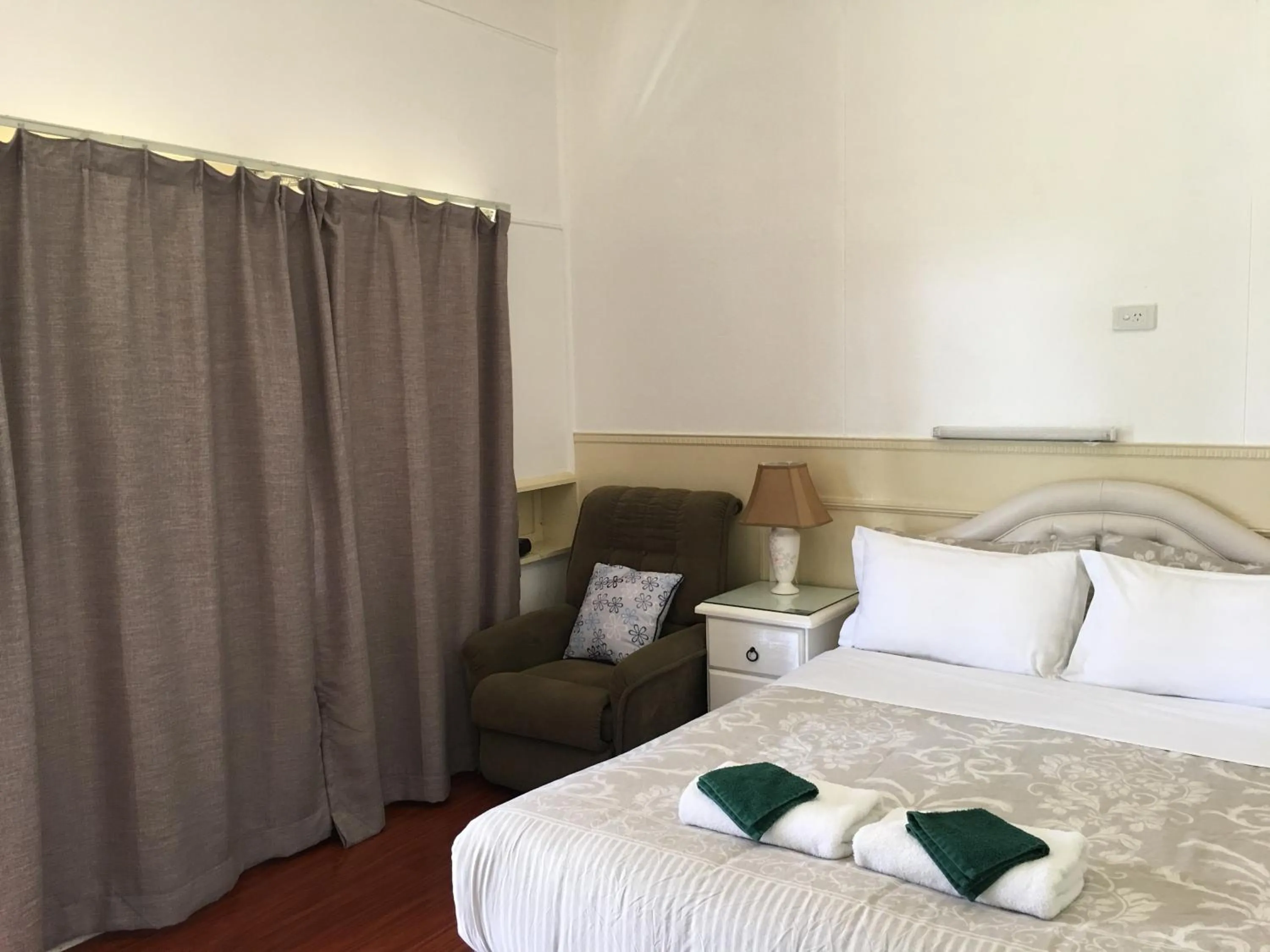 Bed in Major Innes Motel