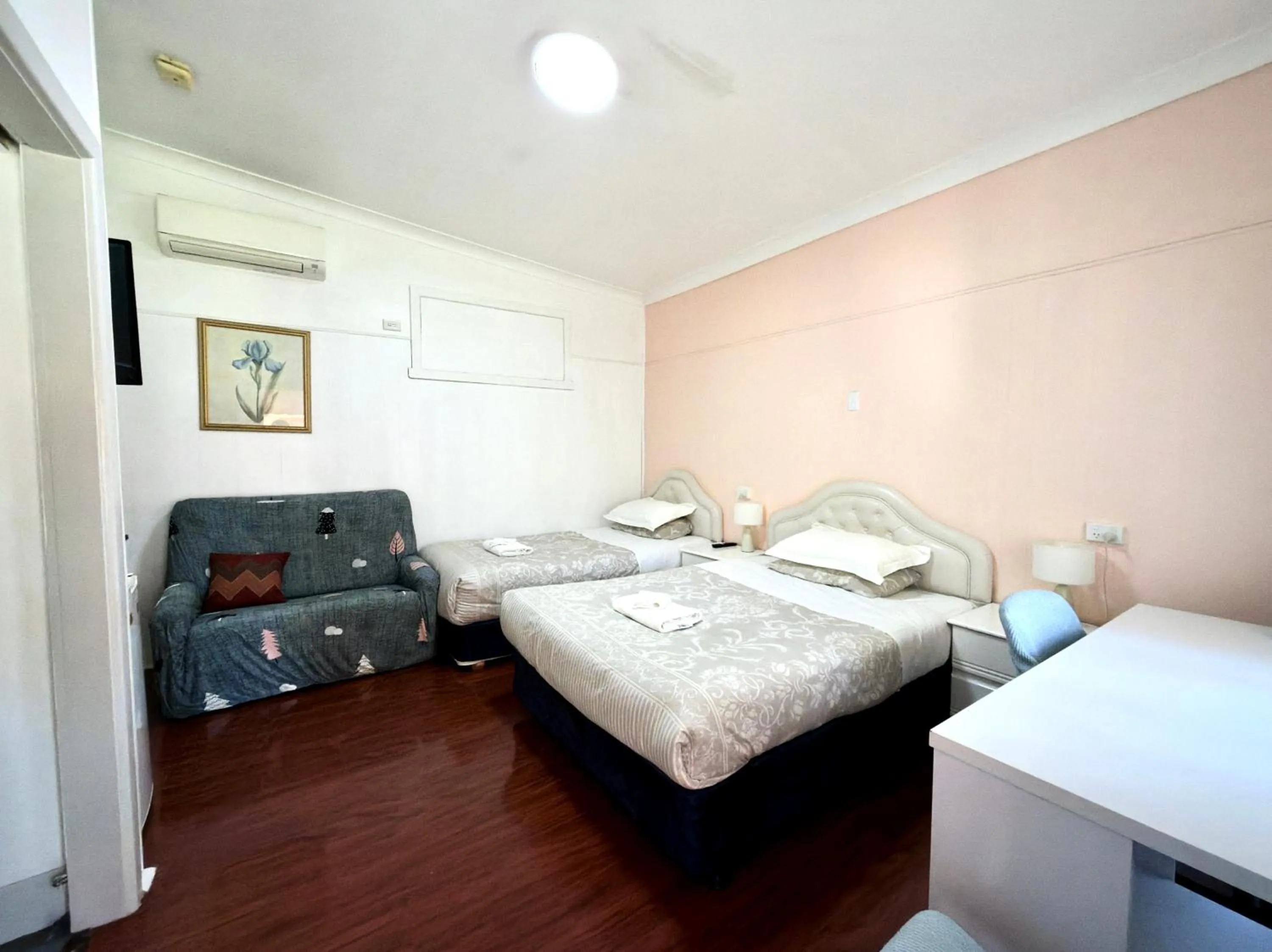 Bed in Major Innes Motel