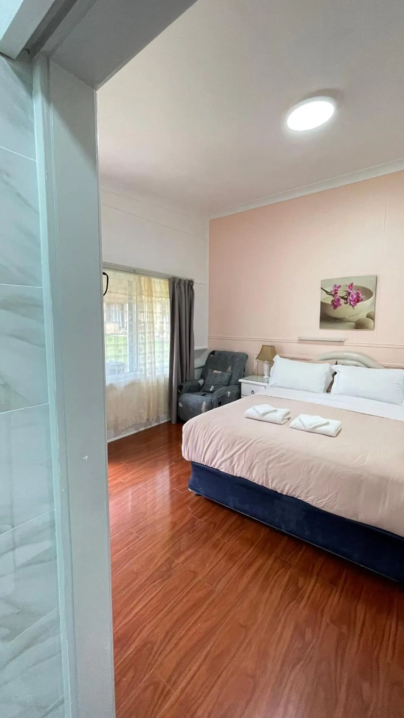 Bed in Major Innes Motel