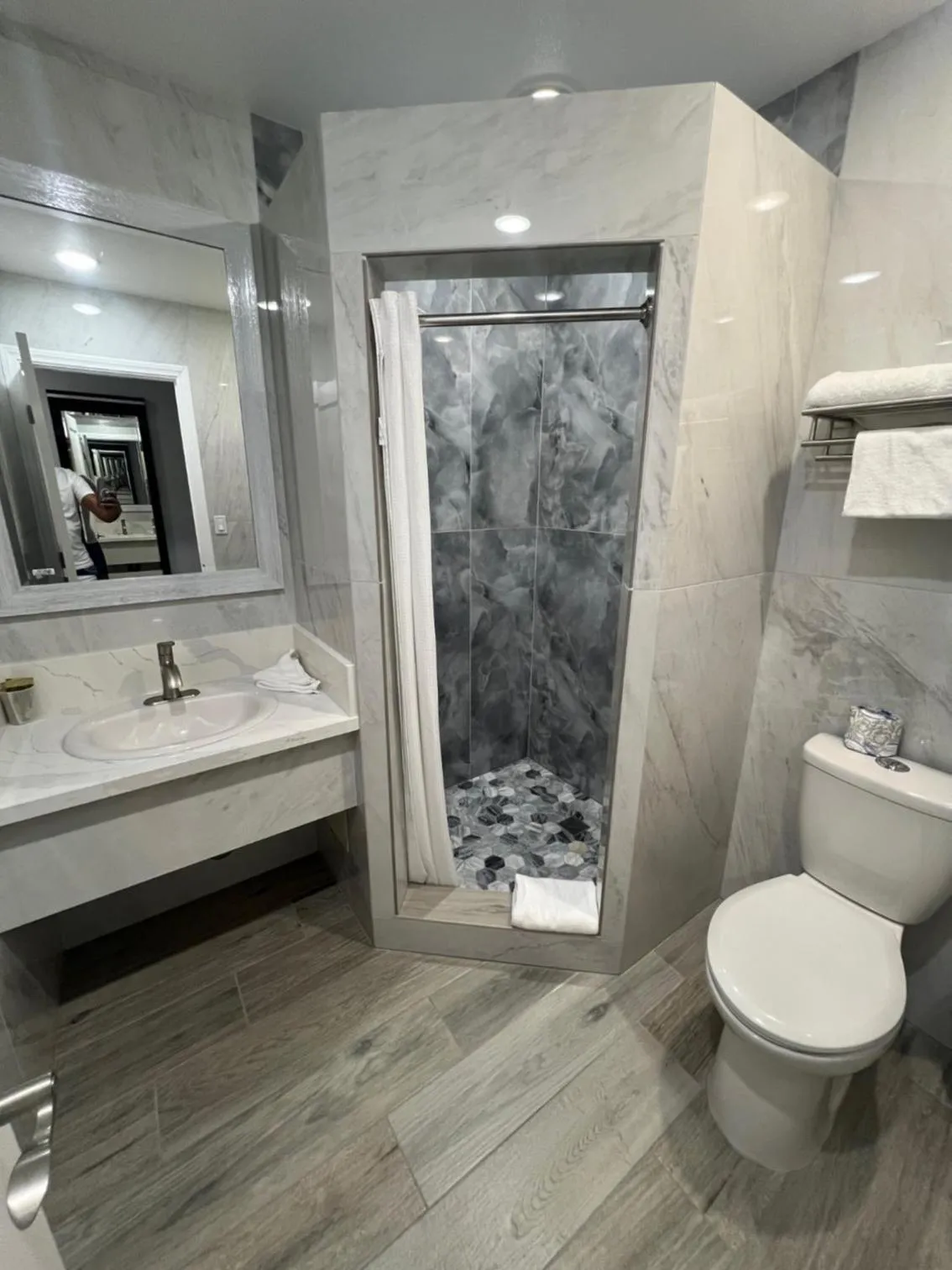 Bathroom in Crystal Lodge Motel