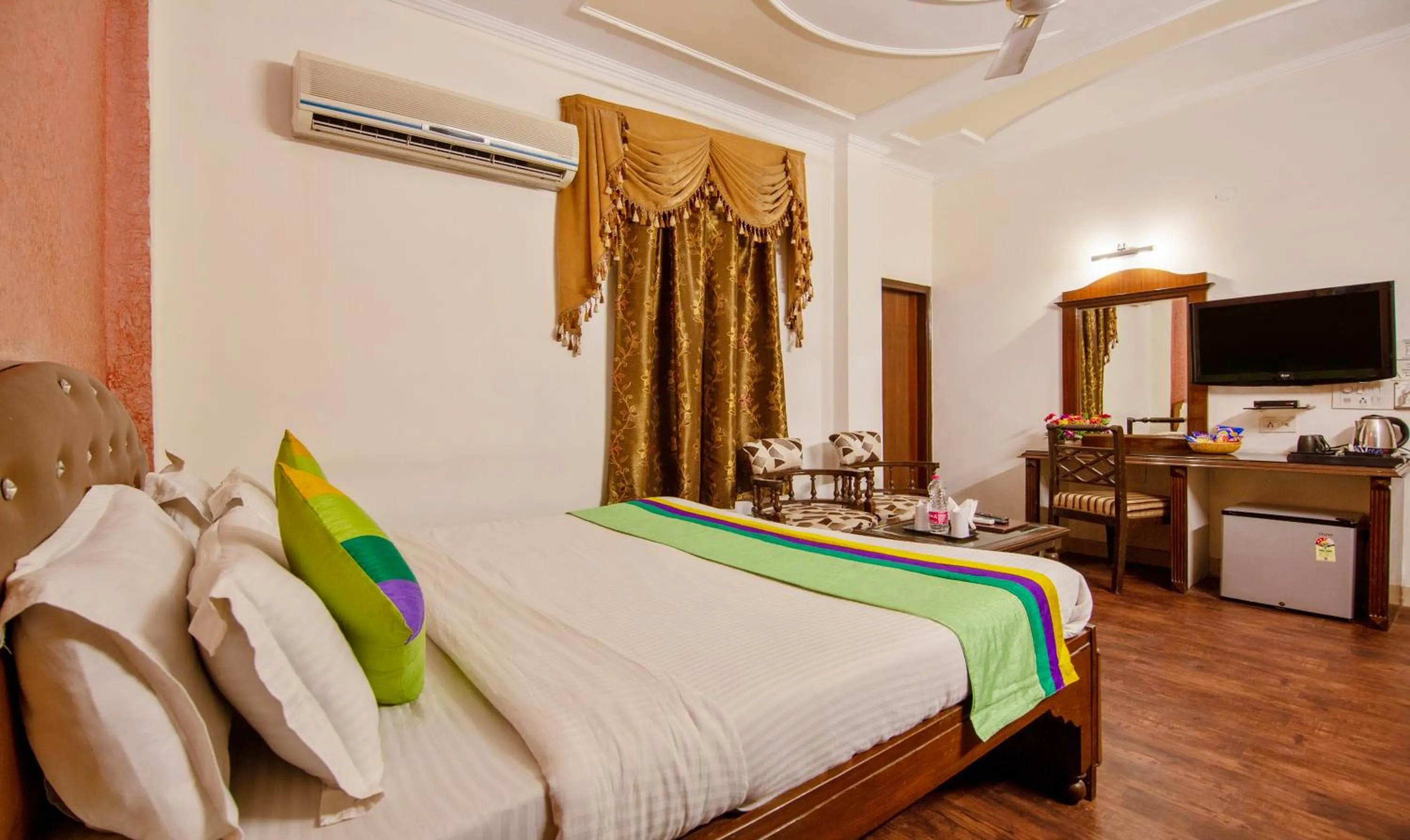 Bedroom, Bed in Treebo Paras International