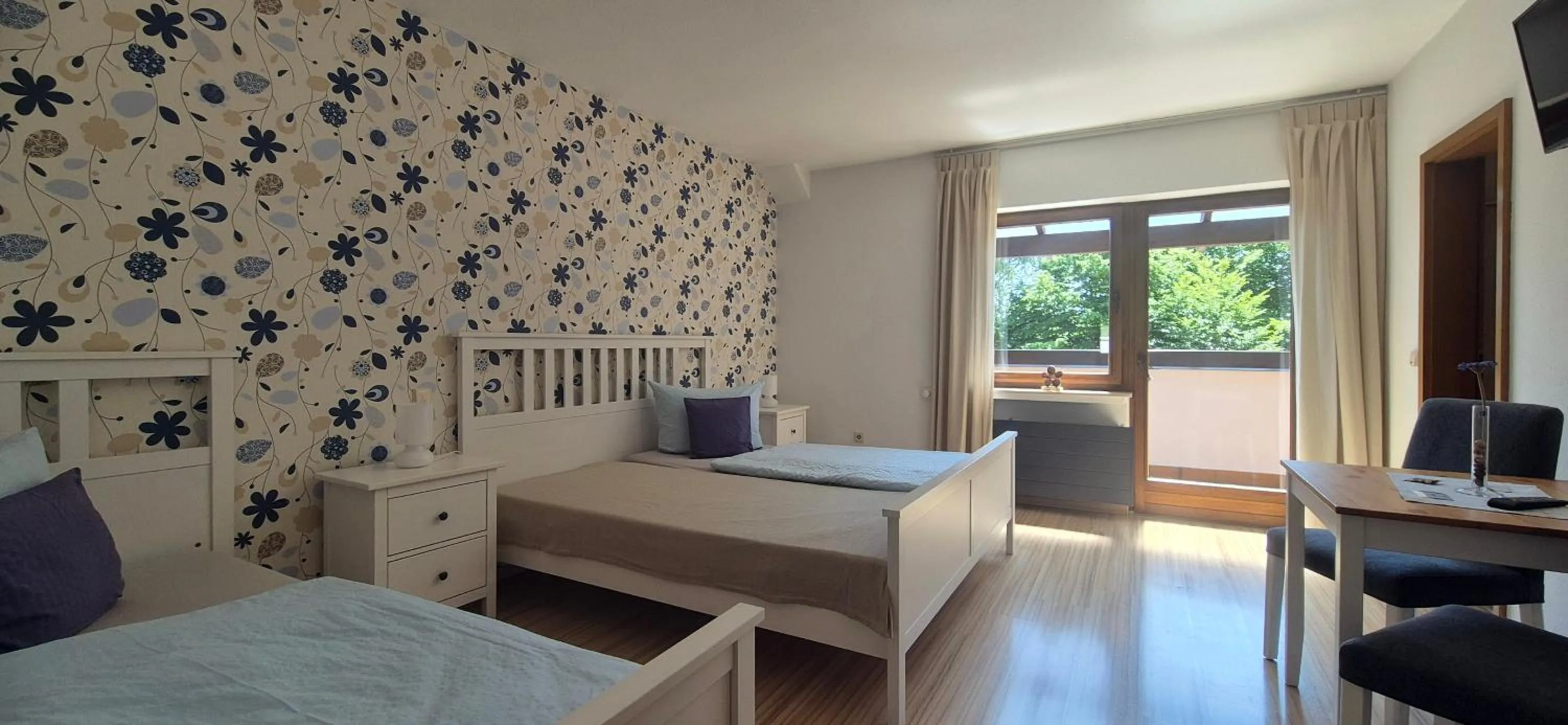 Photo of the whole room, Bed in Gasthof Schumacher Hotel garni