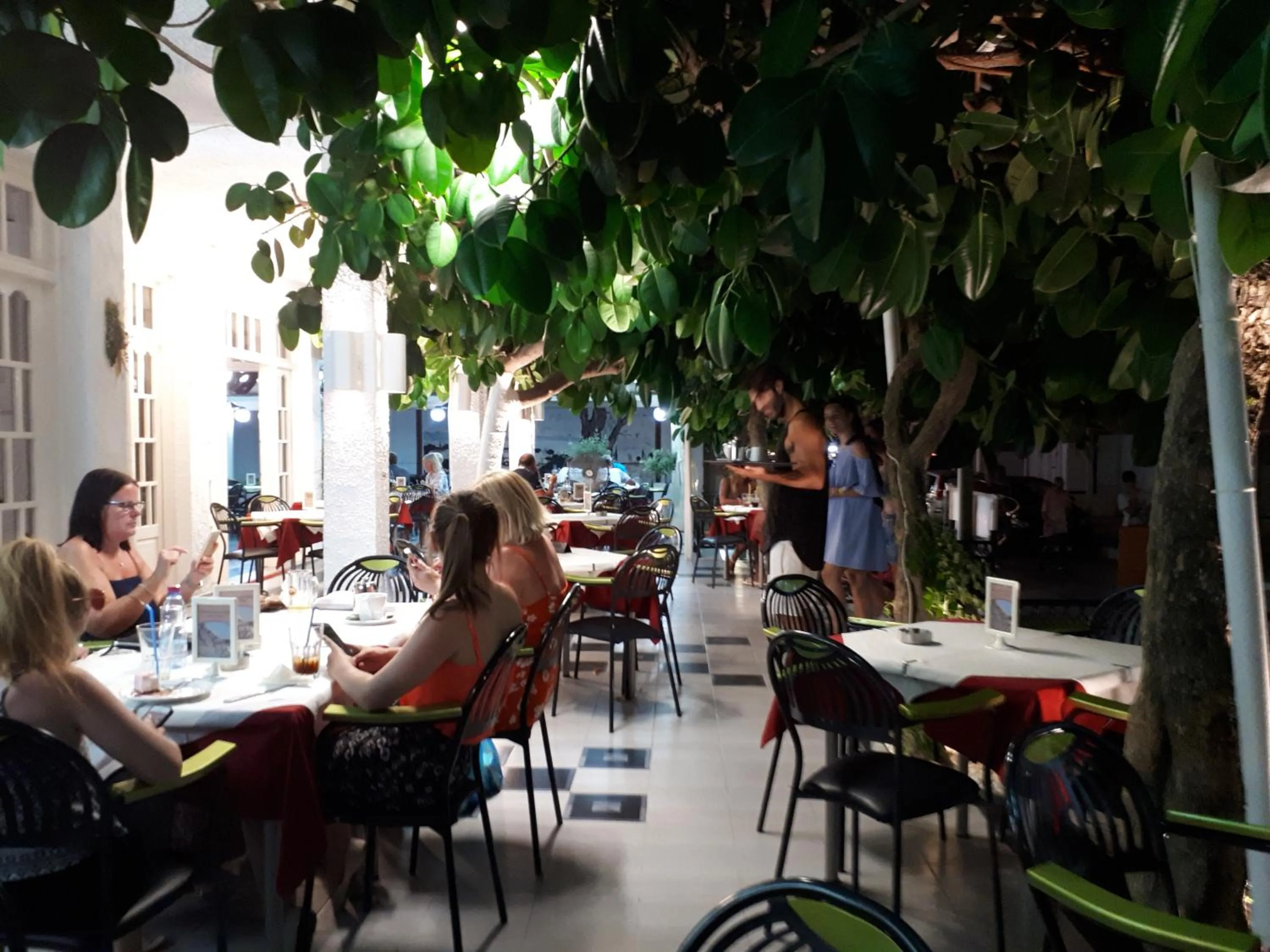 Restaurant/places to eat in Metaxa Apartments