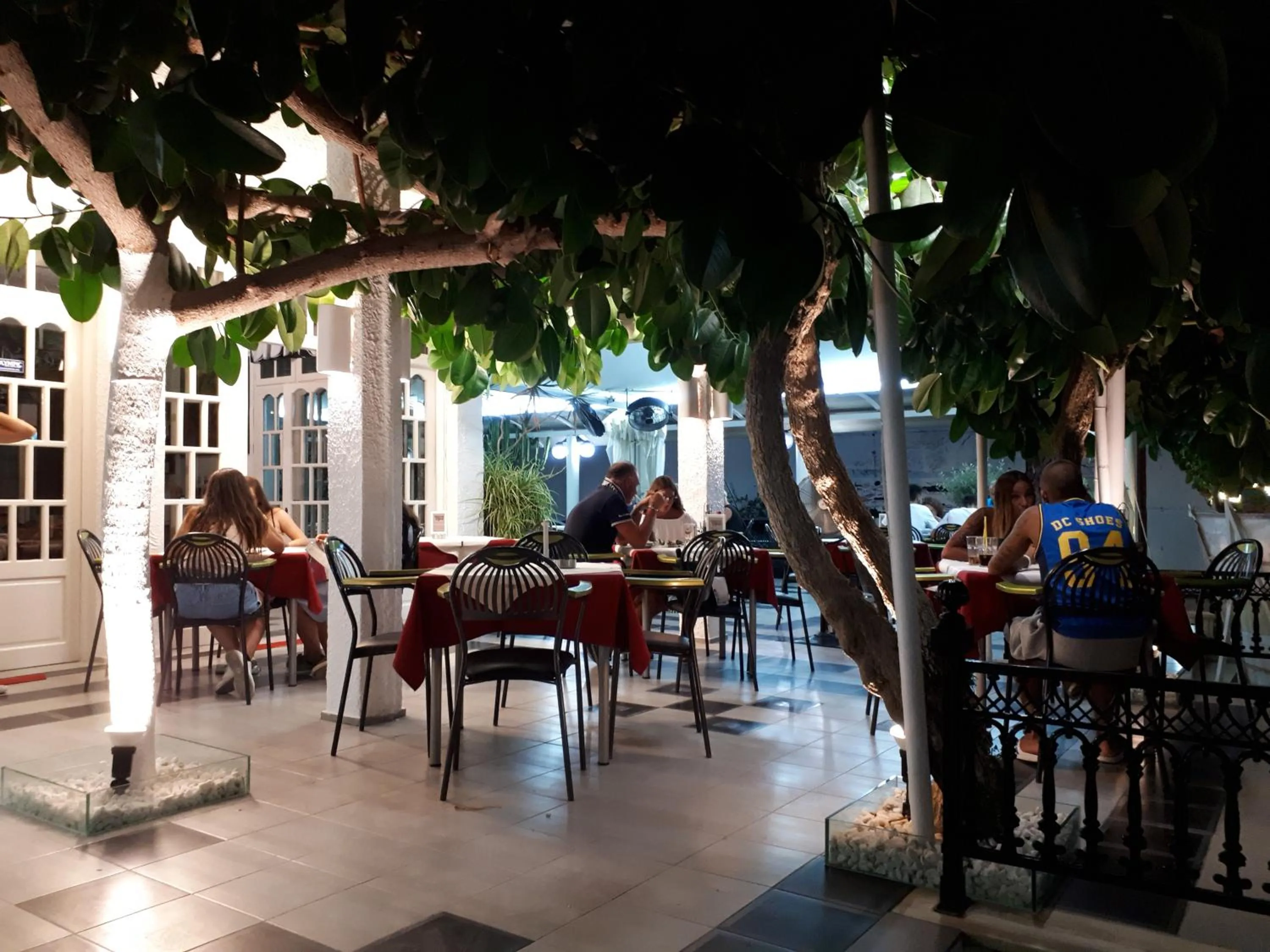 Restaurant/places to eat in Metaxa Apartments