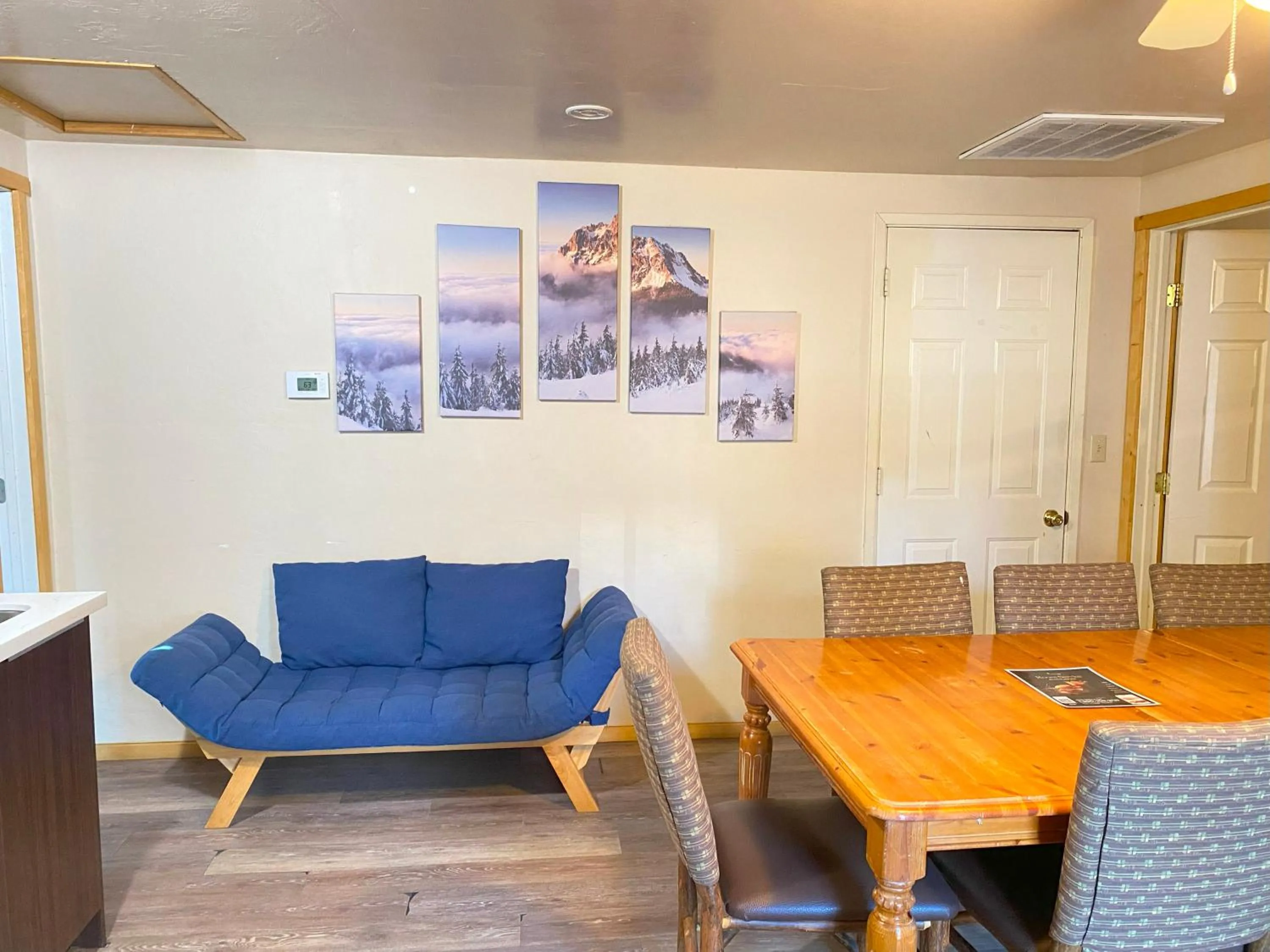 Living room in Blue Horizon Lodge