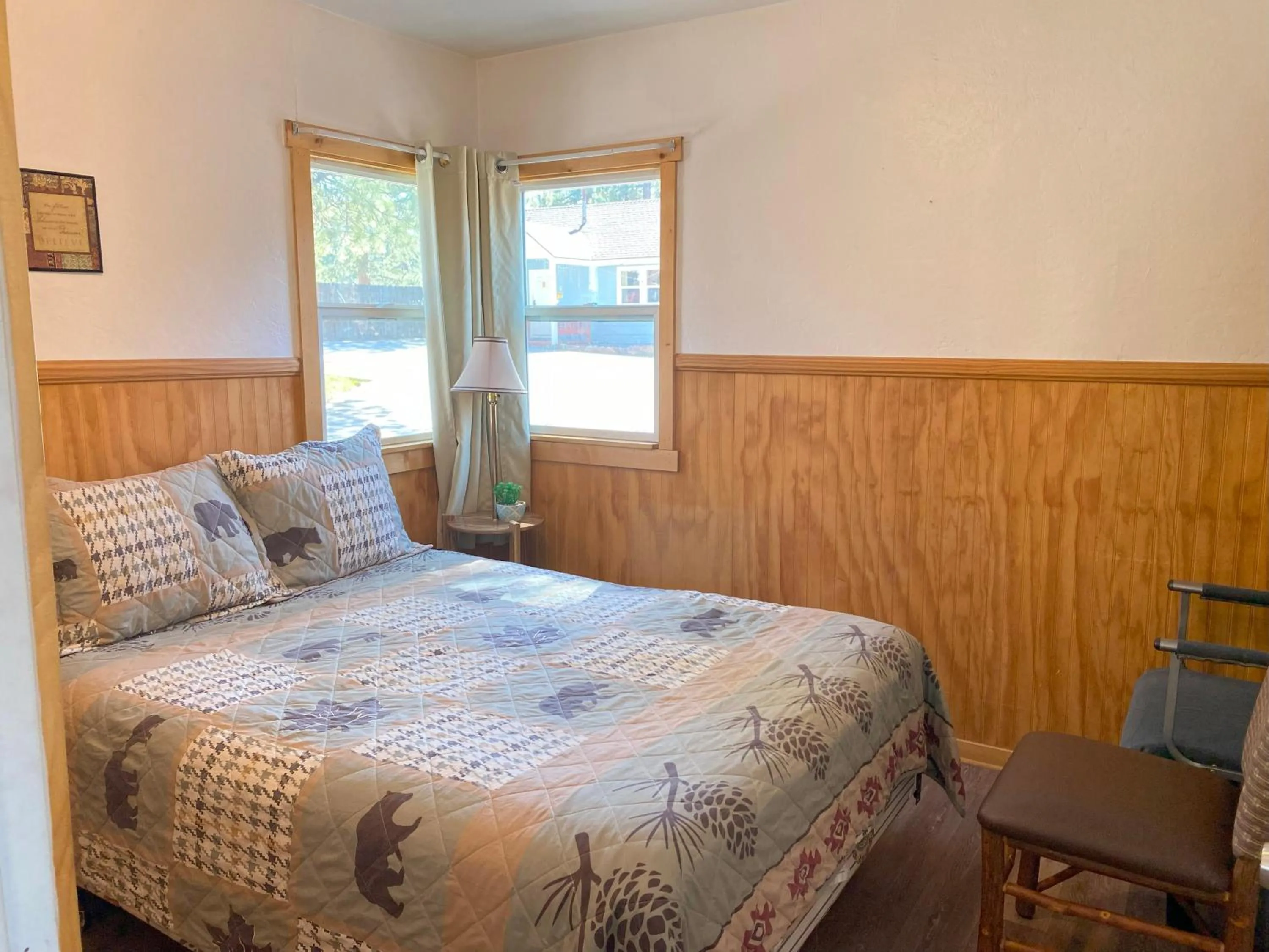 Bedroom, Bed in Blue Horizon Lodge