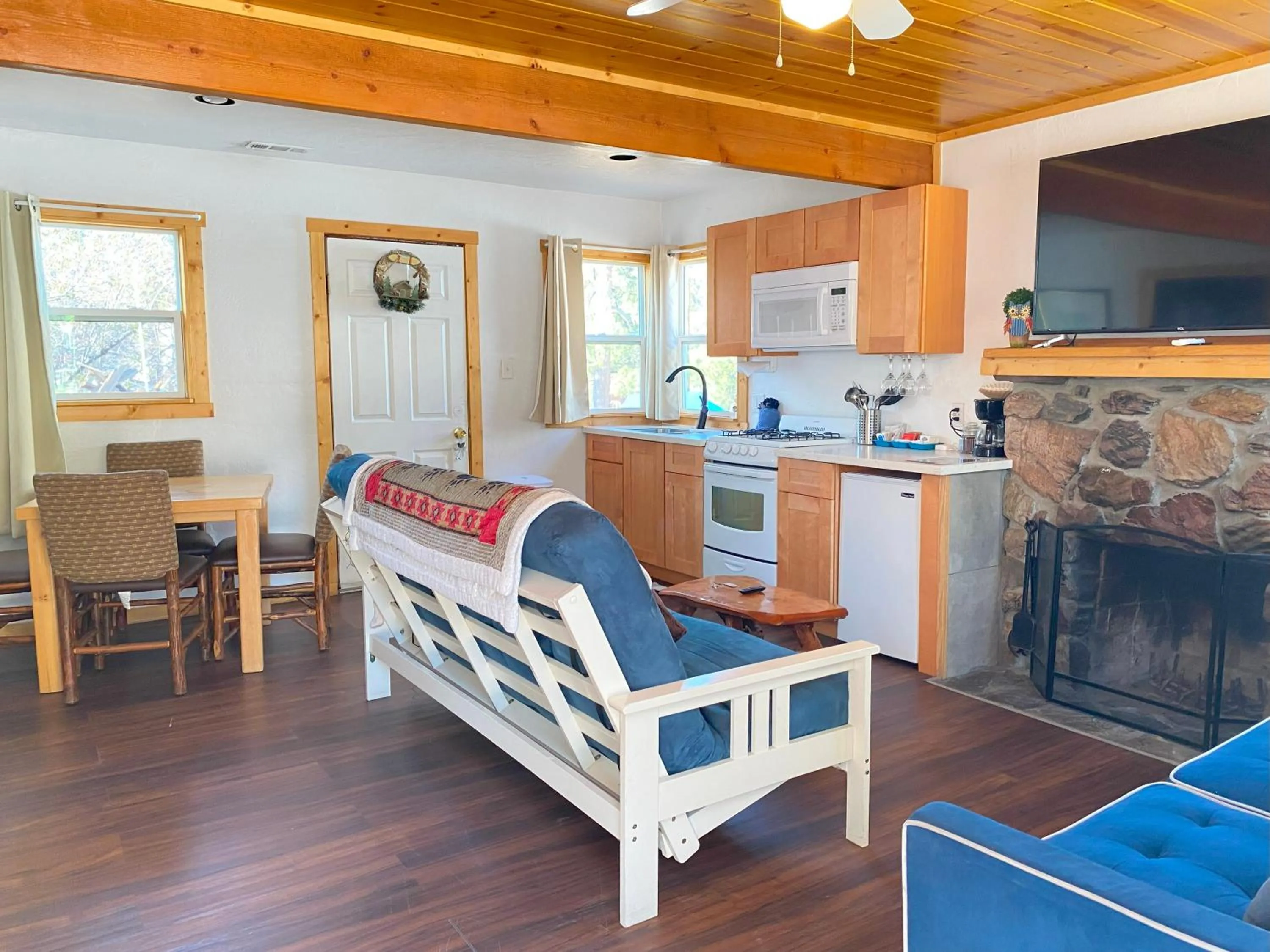 TV and multimedia in Blue Horizon Lodge