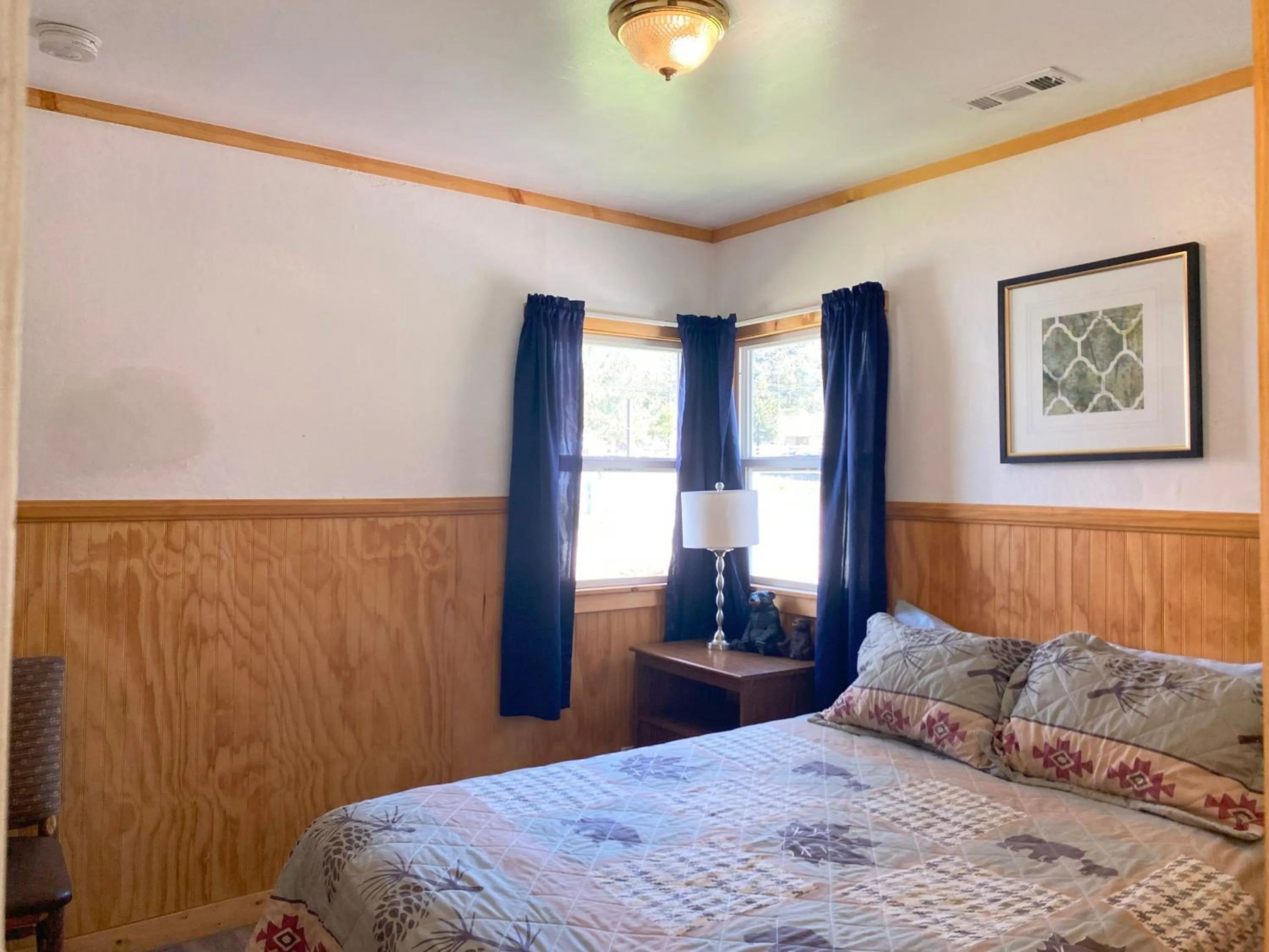 Bedroom, Bed in Blue Horizon Lodge