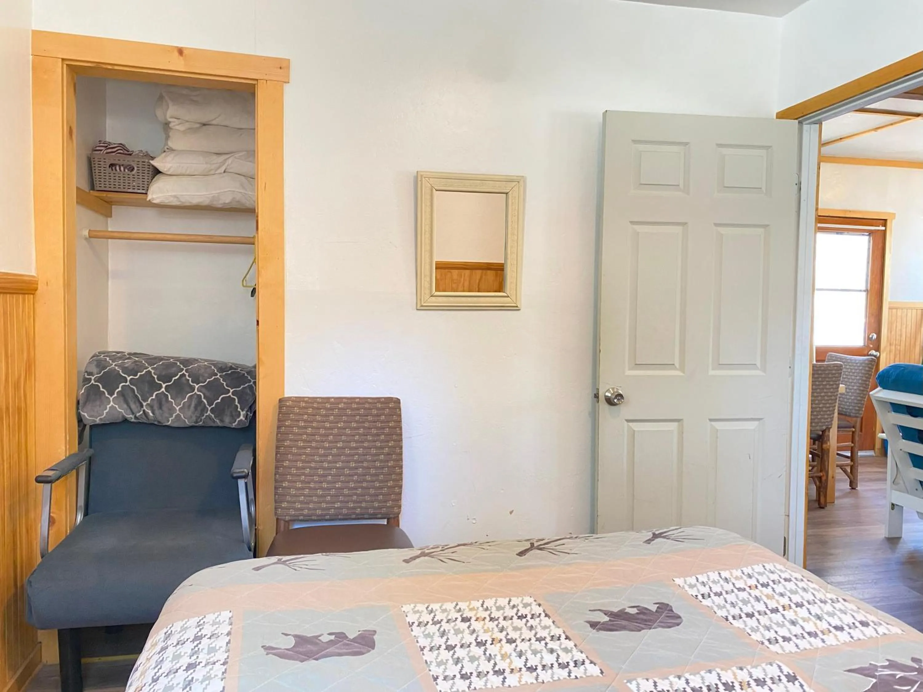 Bedroom, Bed in Blue Horizon Lodge