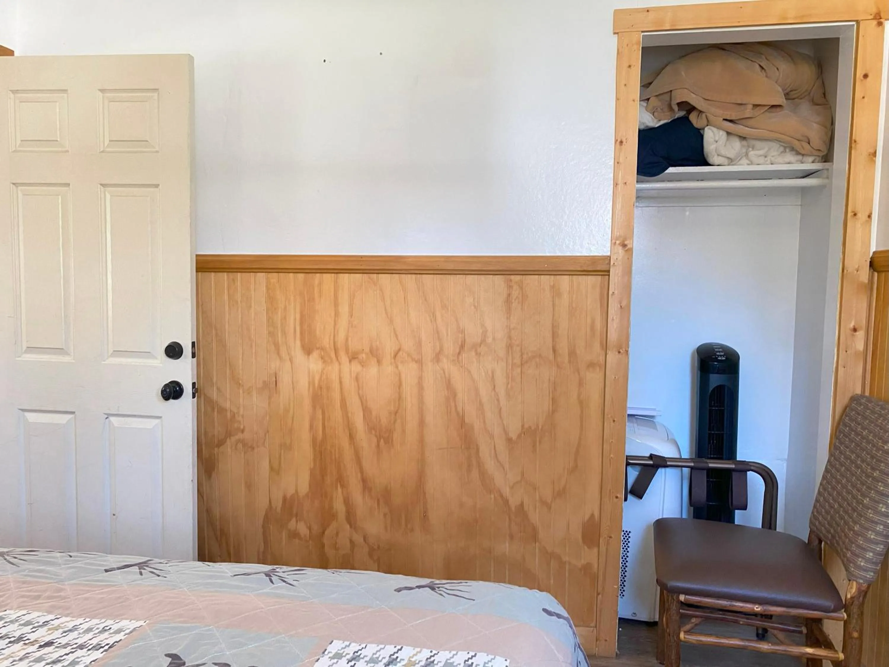 Bedroom, Bed in Blue Horizon Lodge