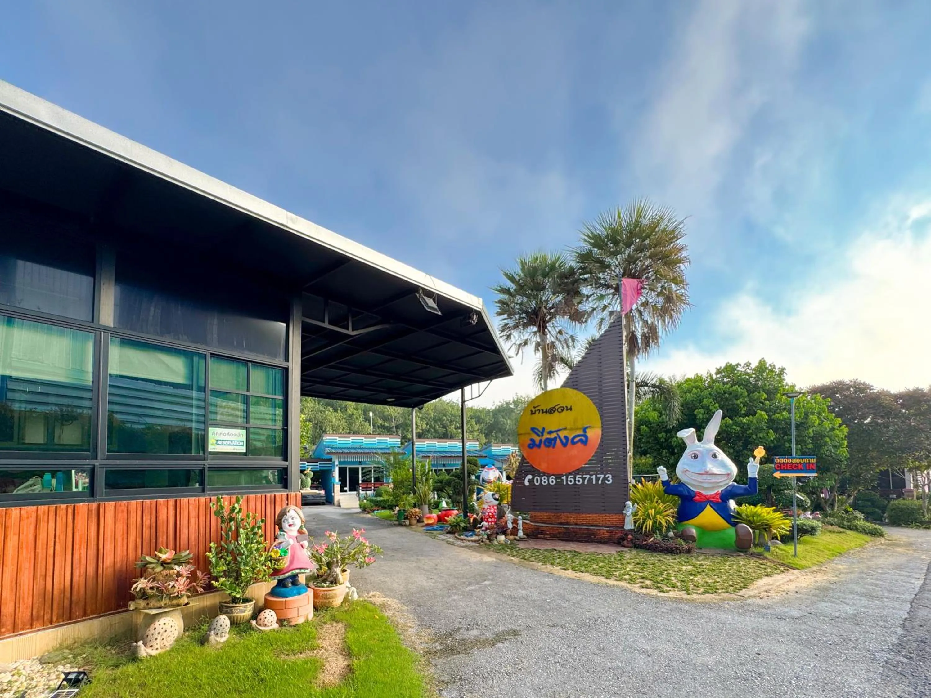 Facade/entrance in Baan Suan Mee Tang