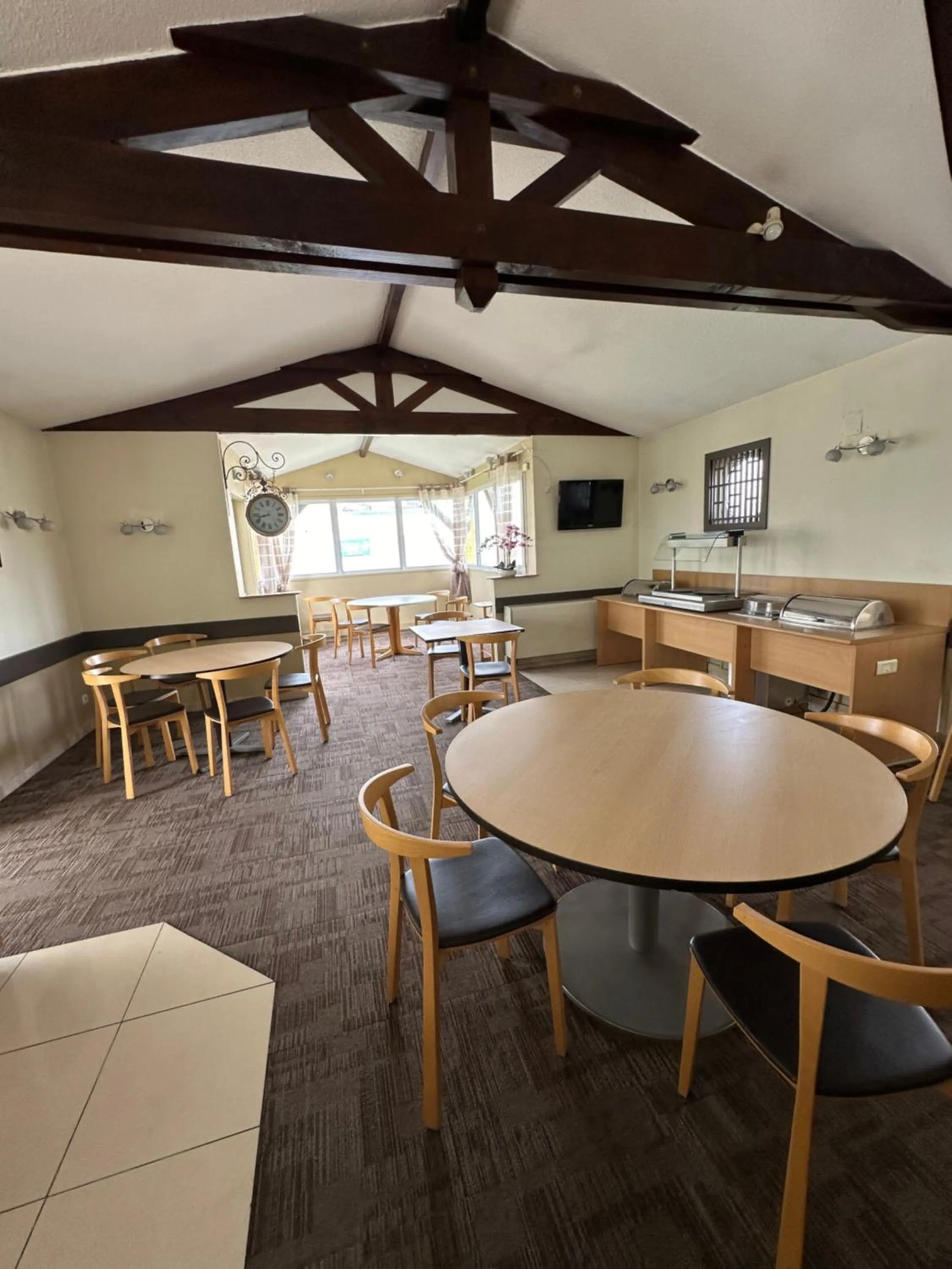 Communal lounge/ TV room in HAVANA Hôtel