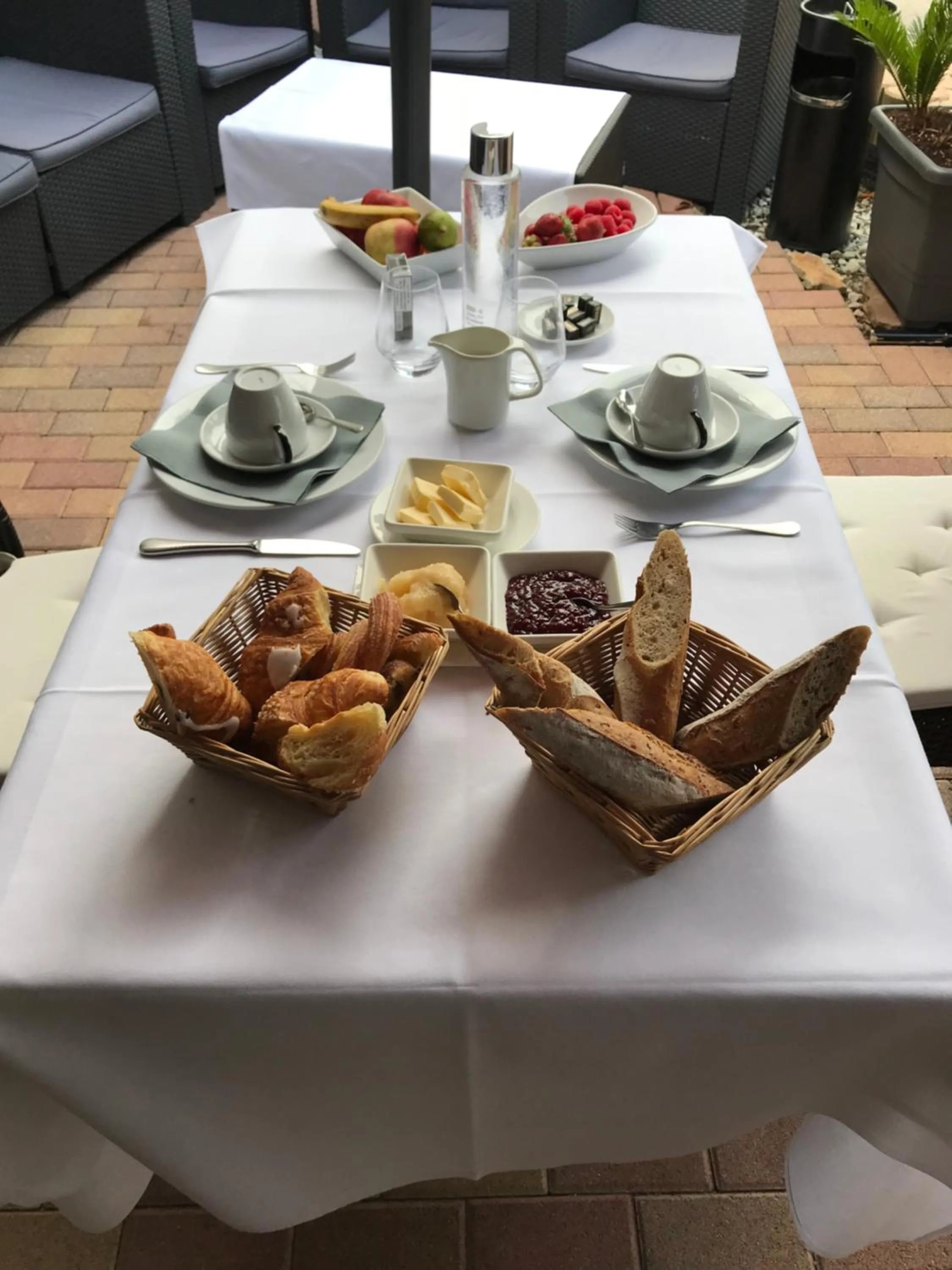 Breakfast in Hôtel Au Petit Pont