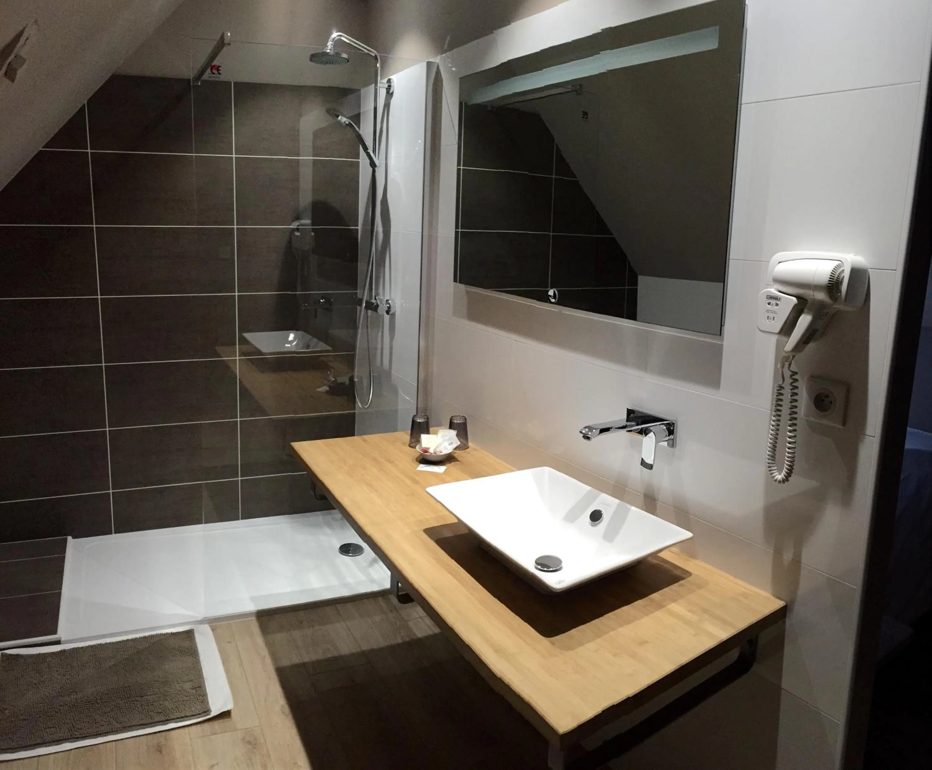 Shower in Hôtel Le Troubadour à Rocamadour