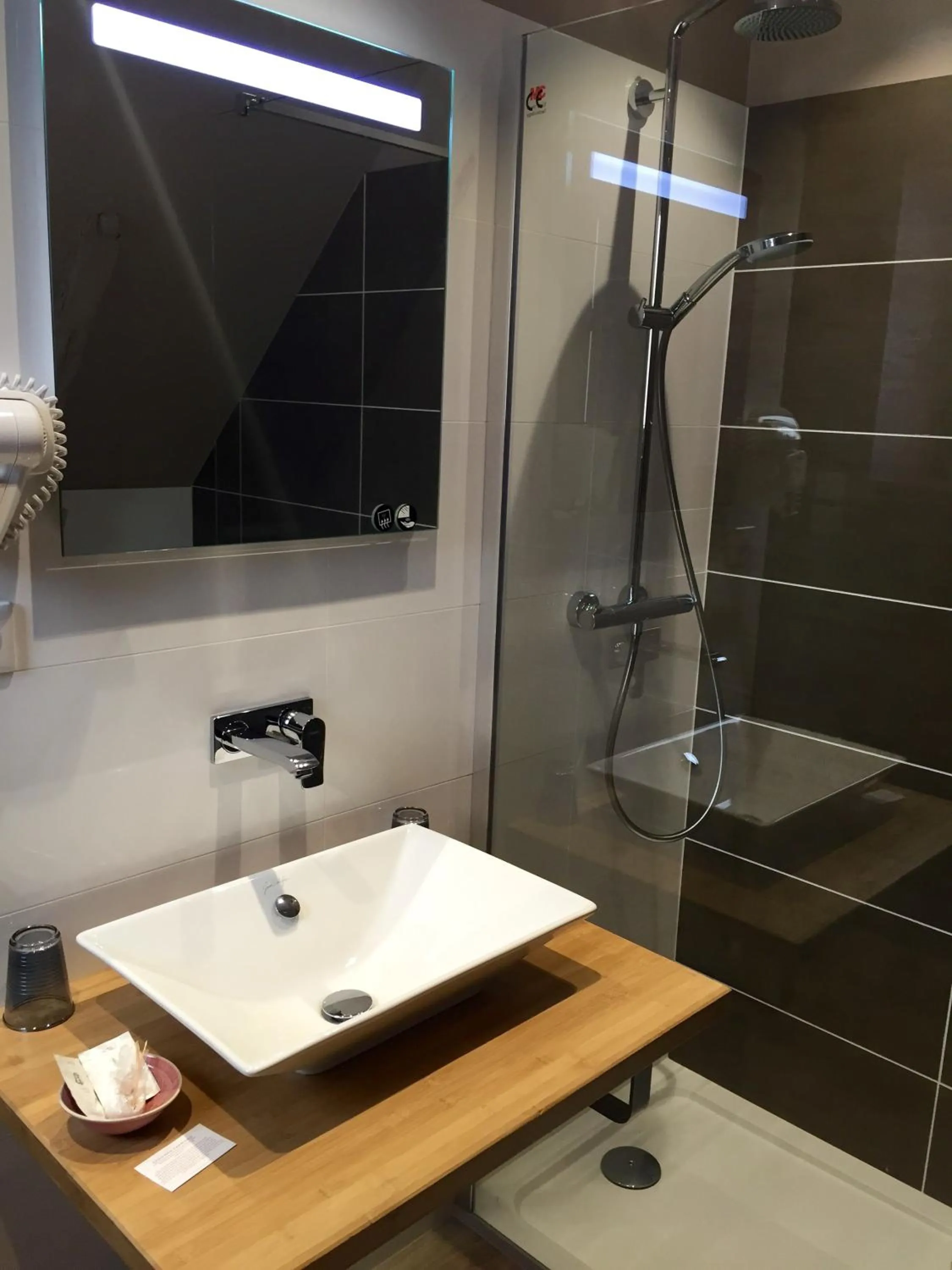 Shower in Hôtel Le Troubadour à Rocamadour