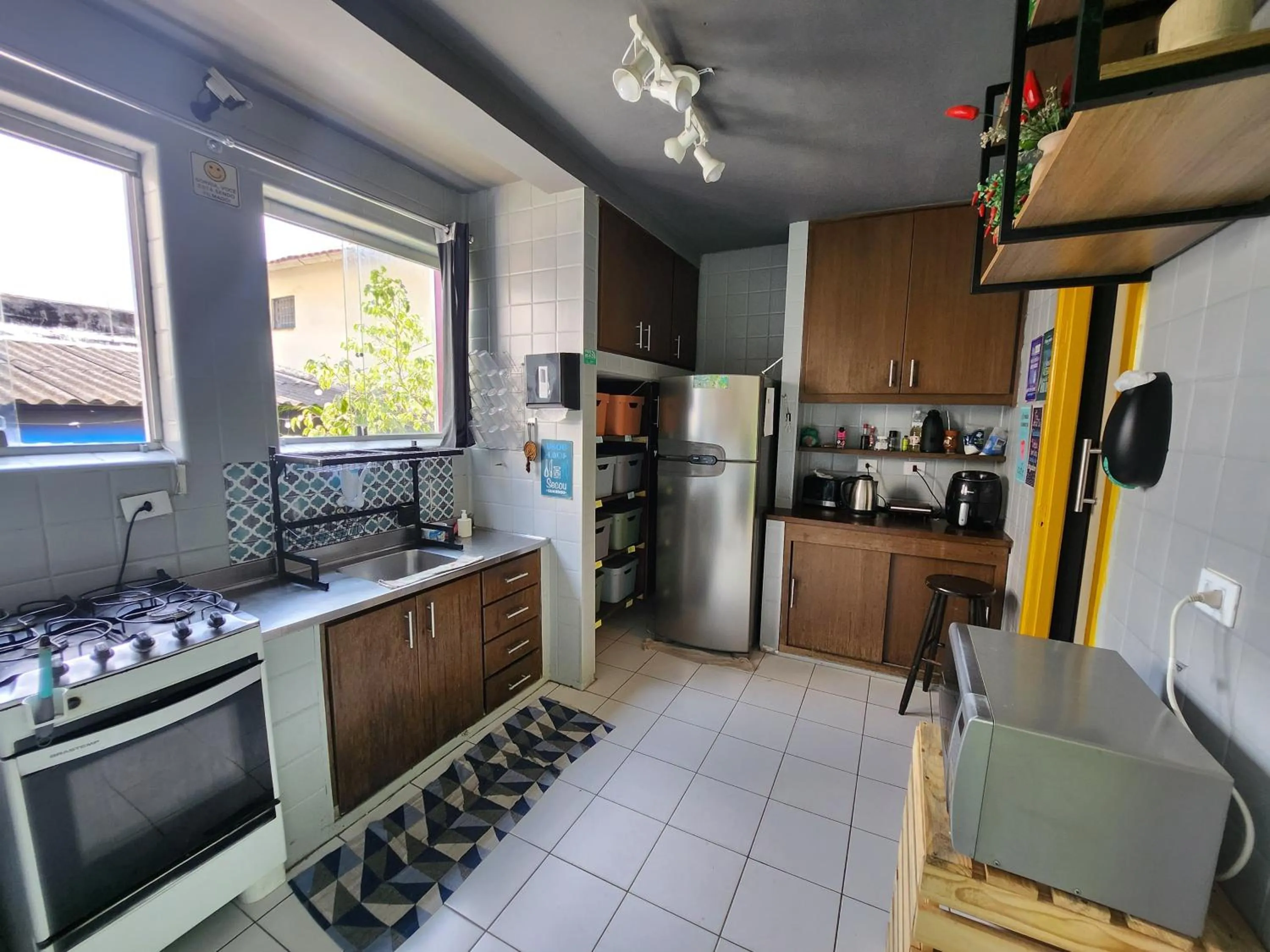 Communal kitchen in Vila Rock Hostel - próx Allianz Parque, Vila Madalena, Av Paulista, Hospital das Clínicas, PUC