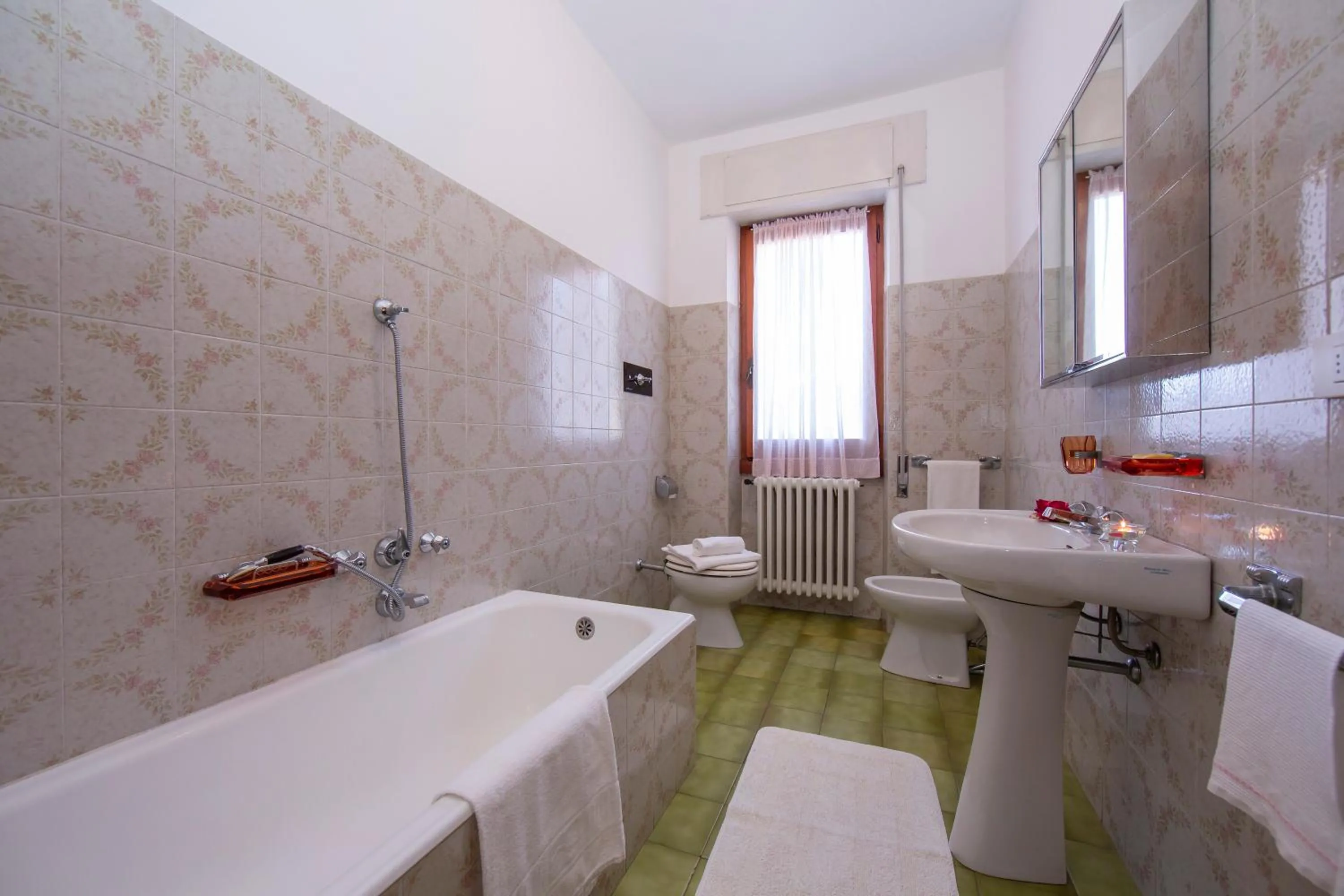 Bathroom in Villa La Verbanina Private Garden - Happy Rentals