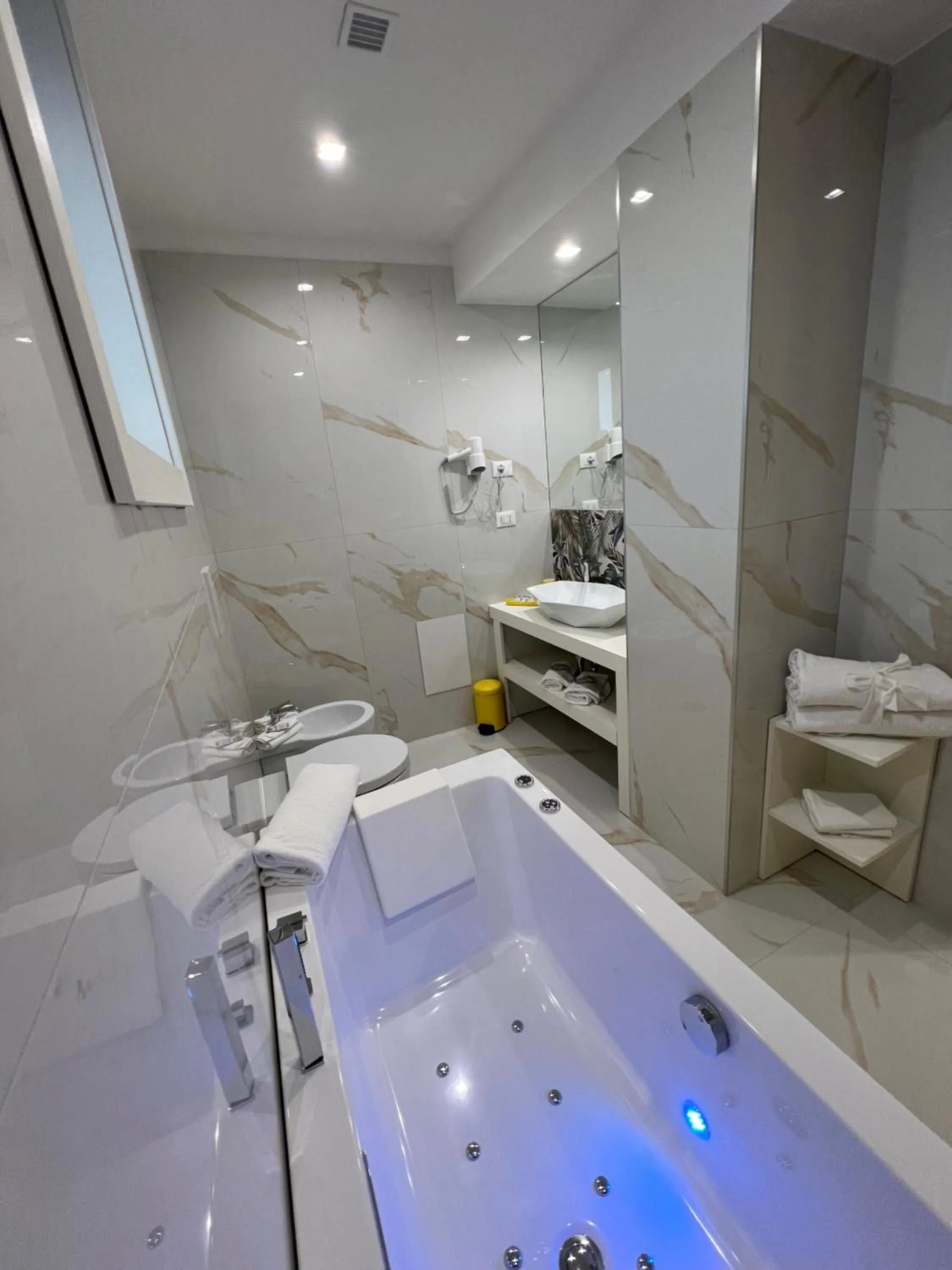 Hot Tub in Hotel Smeraldo