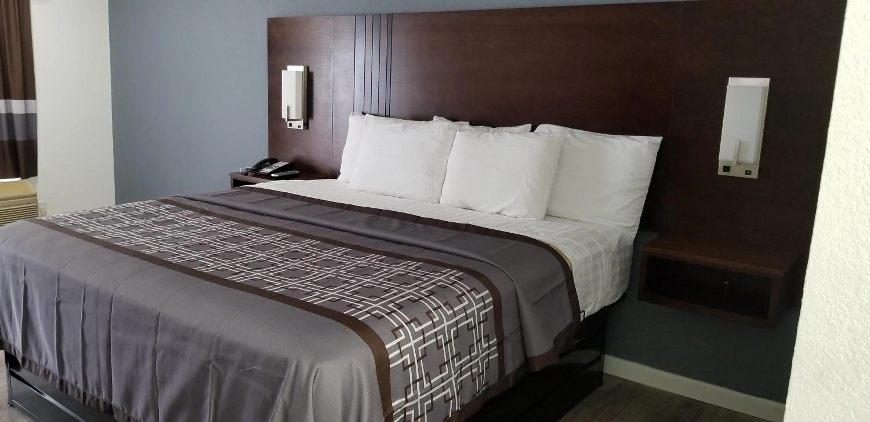 Bed in Key West Inn - Boaz