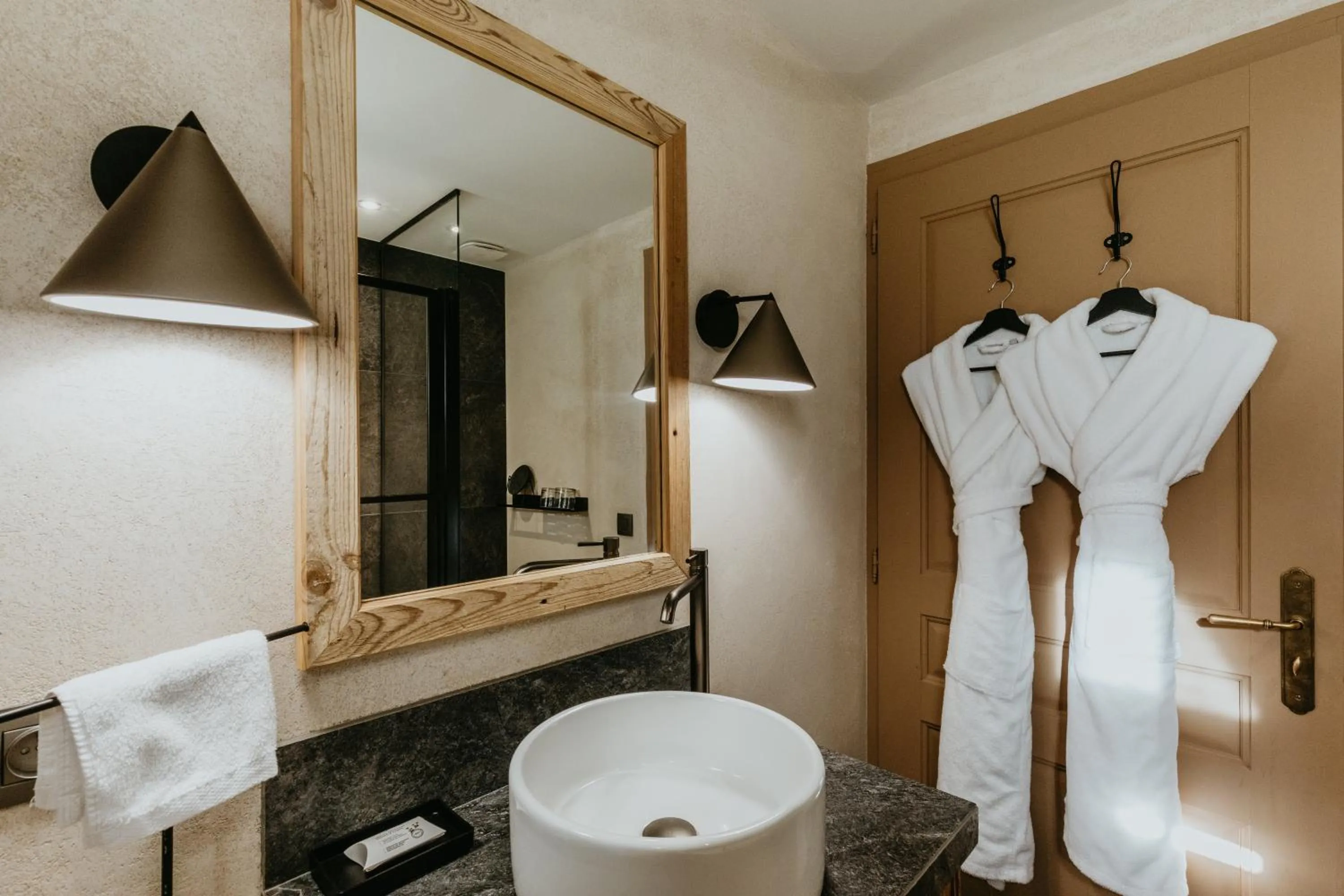 Shower in Hôtel Restaurant La Ferme de Cupelin