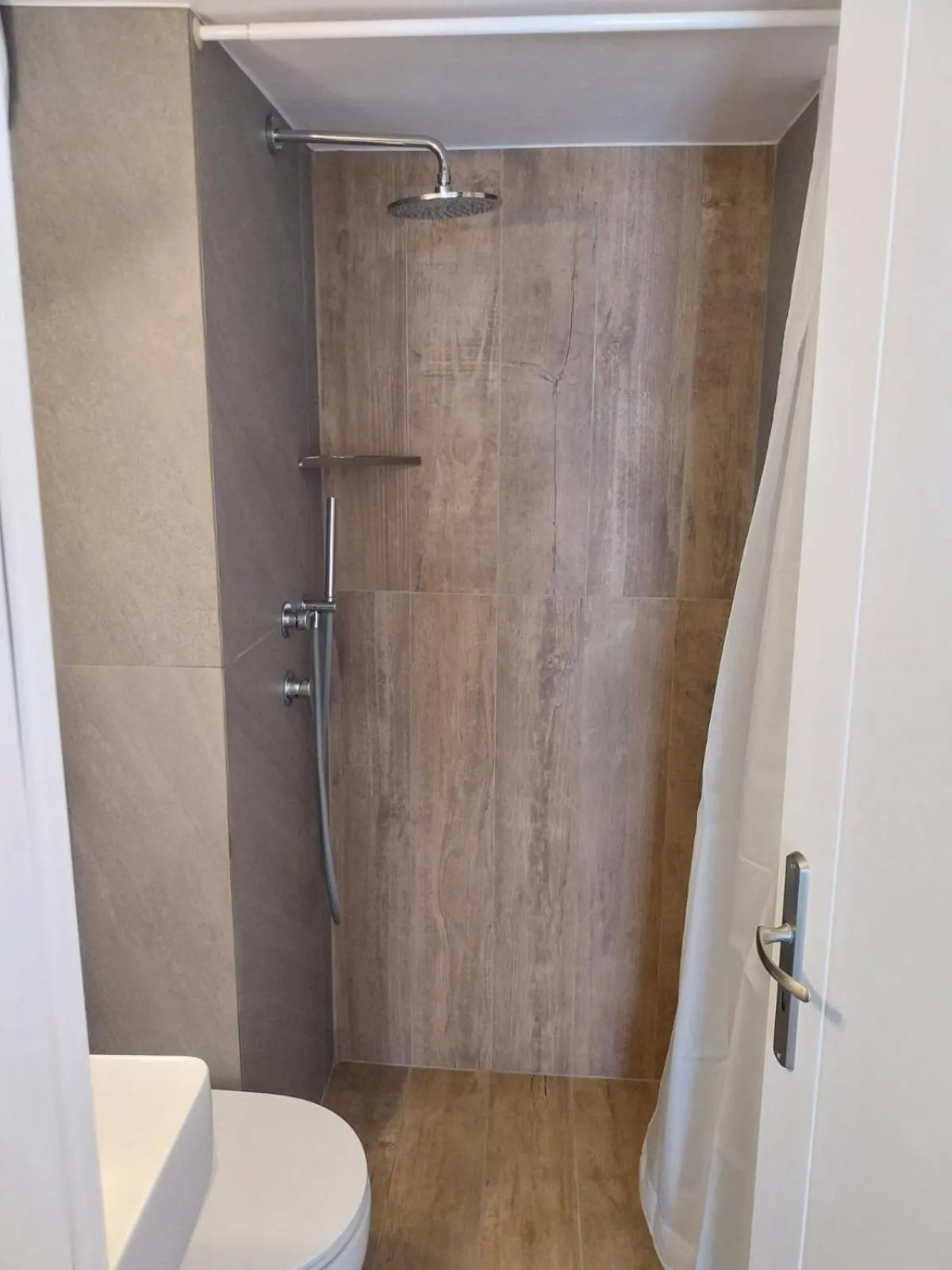 Bathroom in Florance Apartments & Rooms