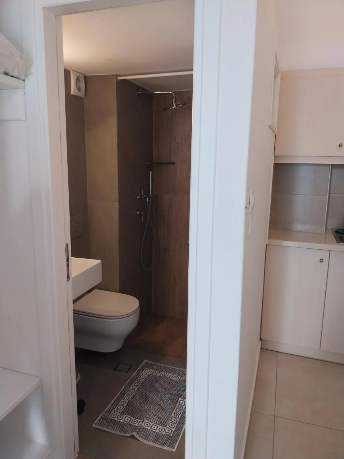 Bathroom in Florance Apartments & Rooms