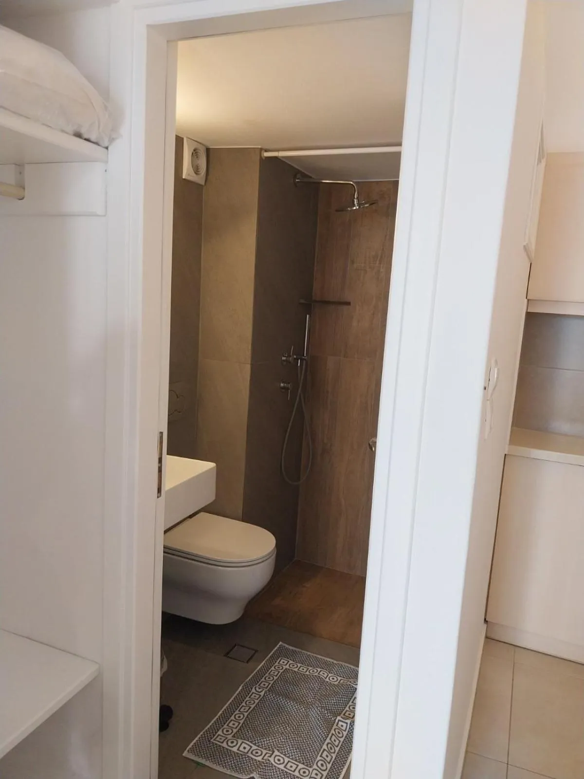 Bathroom in Florance Apartments & Rooms