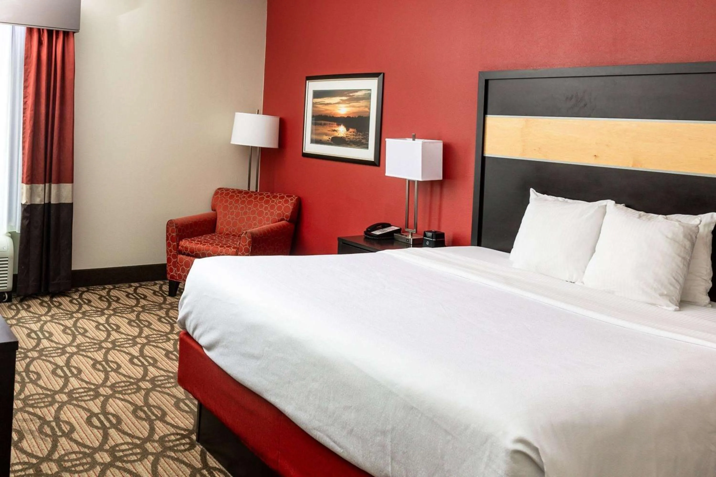 Photo of the whole room, Bed in La Quinta by Wyndham Starkville at MSU