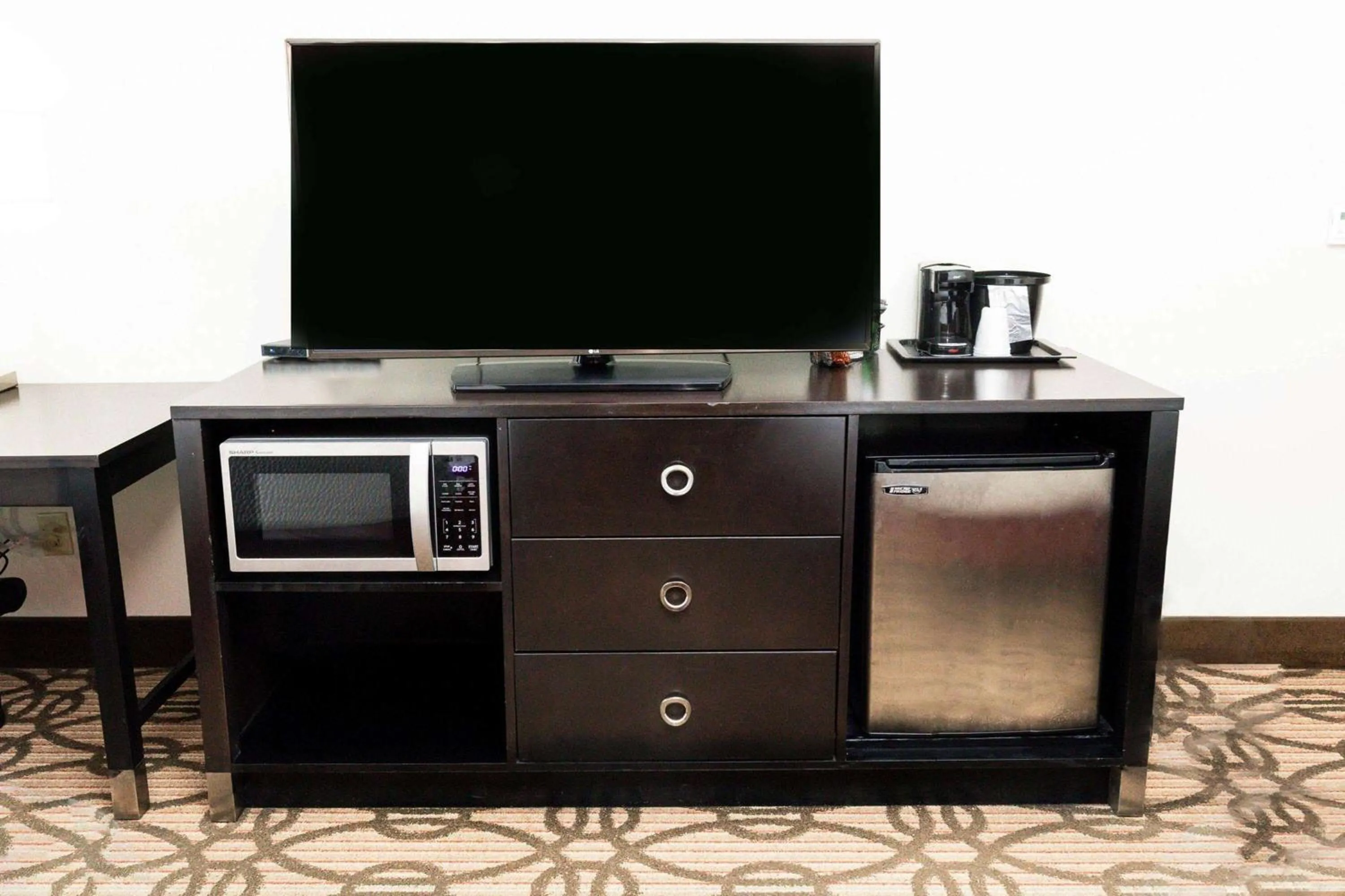 Photo of the whole room in La Quinta by Wyndham Starkville at MSU