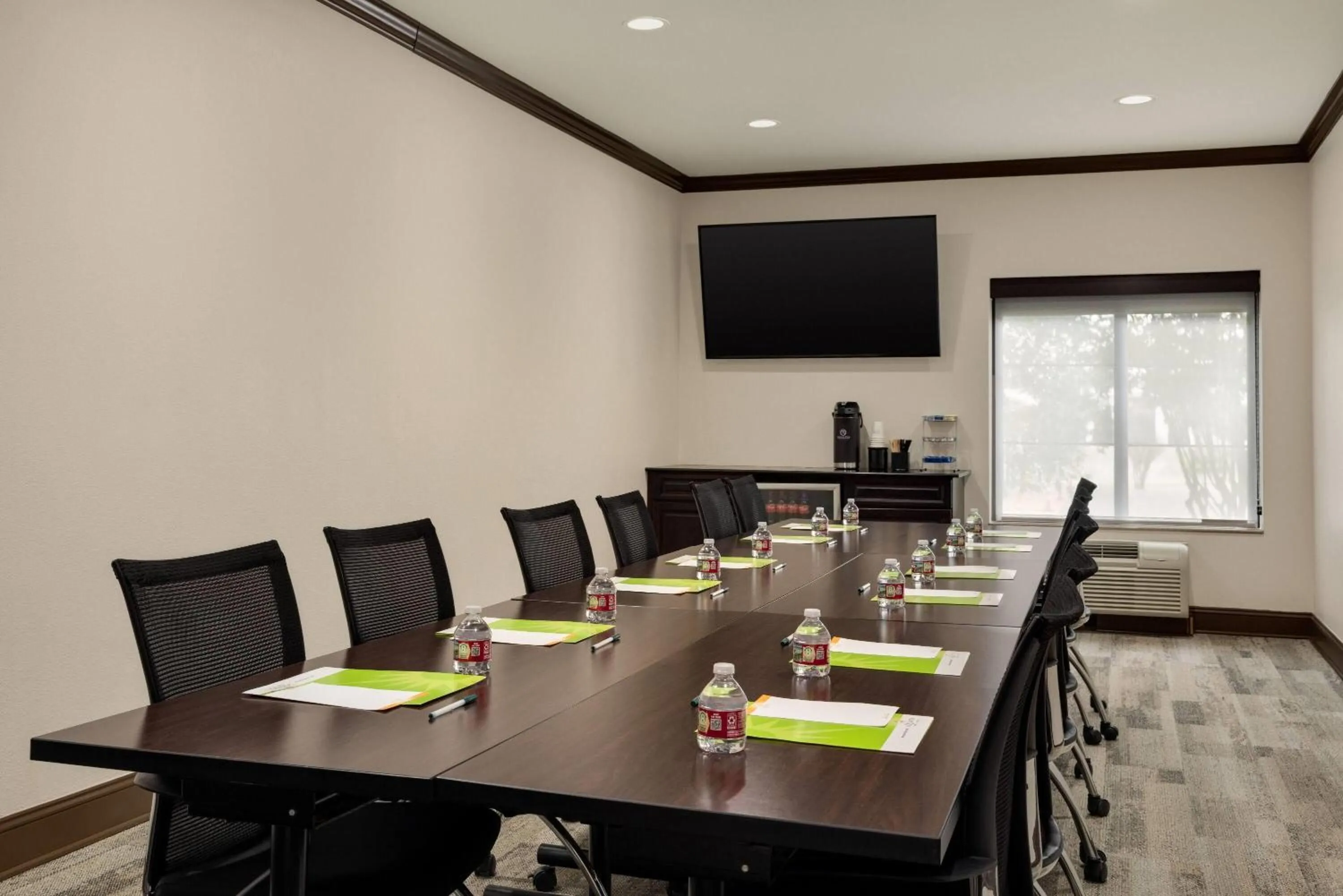 Meeting/conference room in La Quinta by Wyndham Memphis Wolfchase