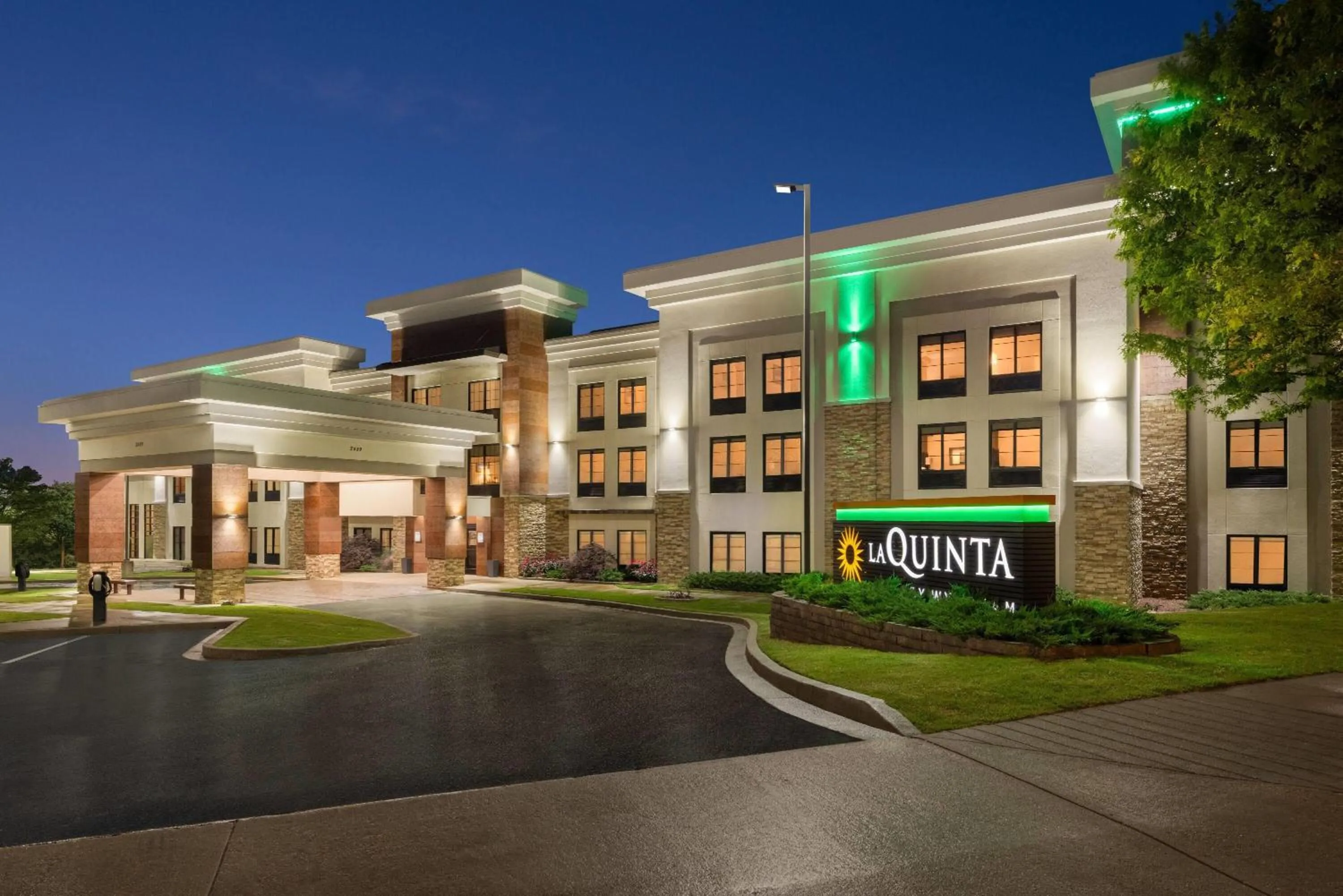 Property building in La Quinta by Wyndham Memphis Wolfchase