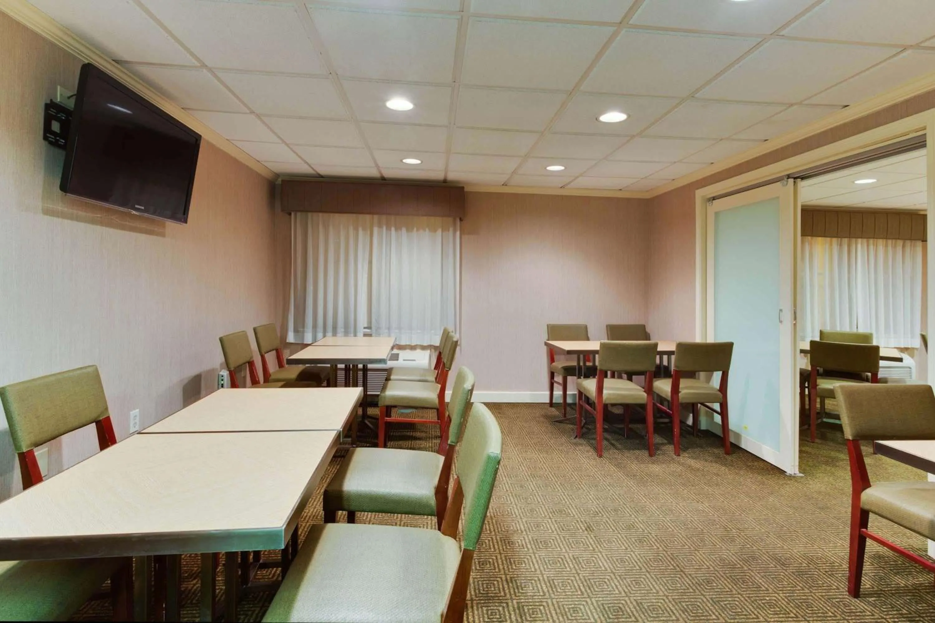 Restaurant/places to eat in La Quinta by Wyndham Lakeland East