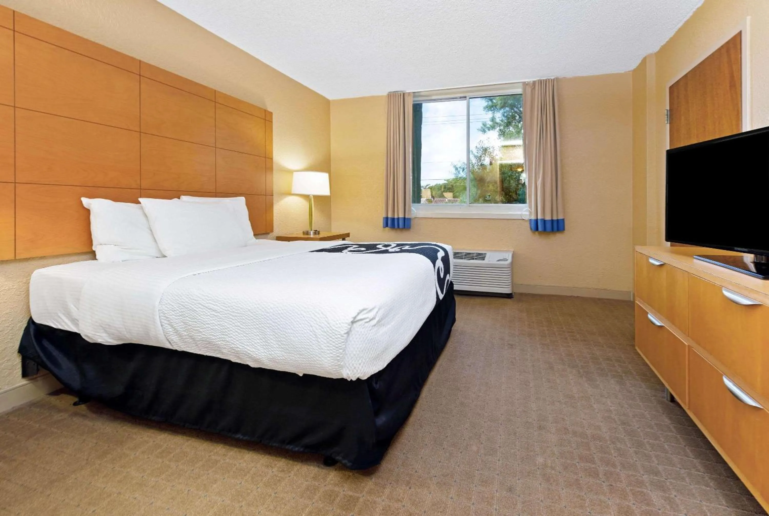 Photo of the whole room, Bed in La Quinta by Wyndham Coral Springs South