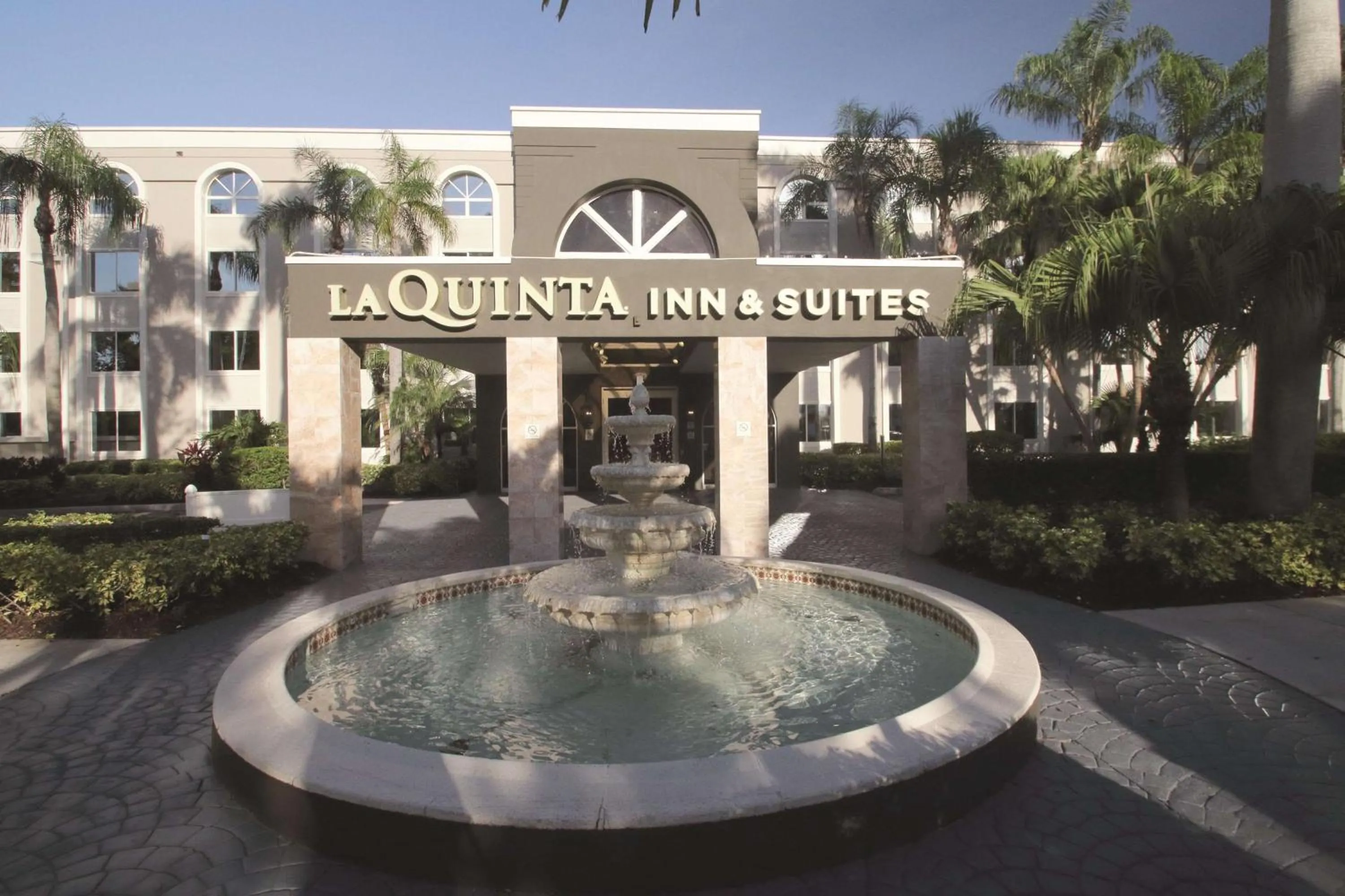 Property building in La Quinta by Wyndham Coral Springs South