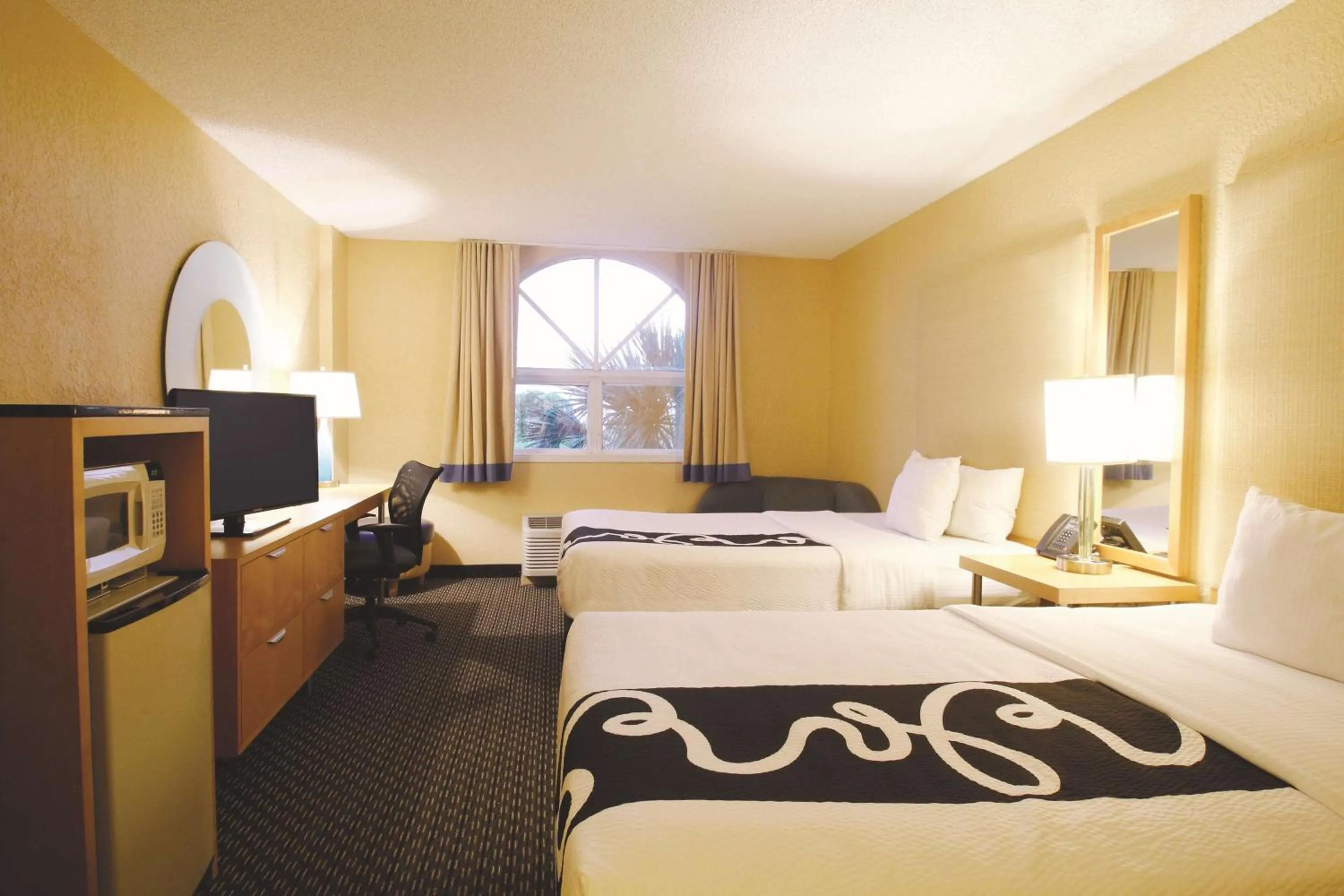 Photo of the whole room, Bed in La Quinta by Wyndham Coral Springs South