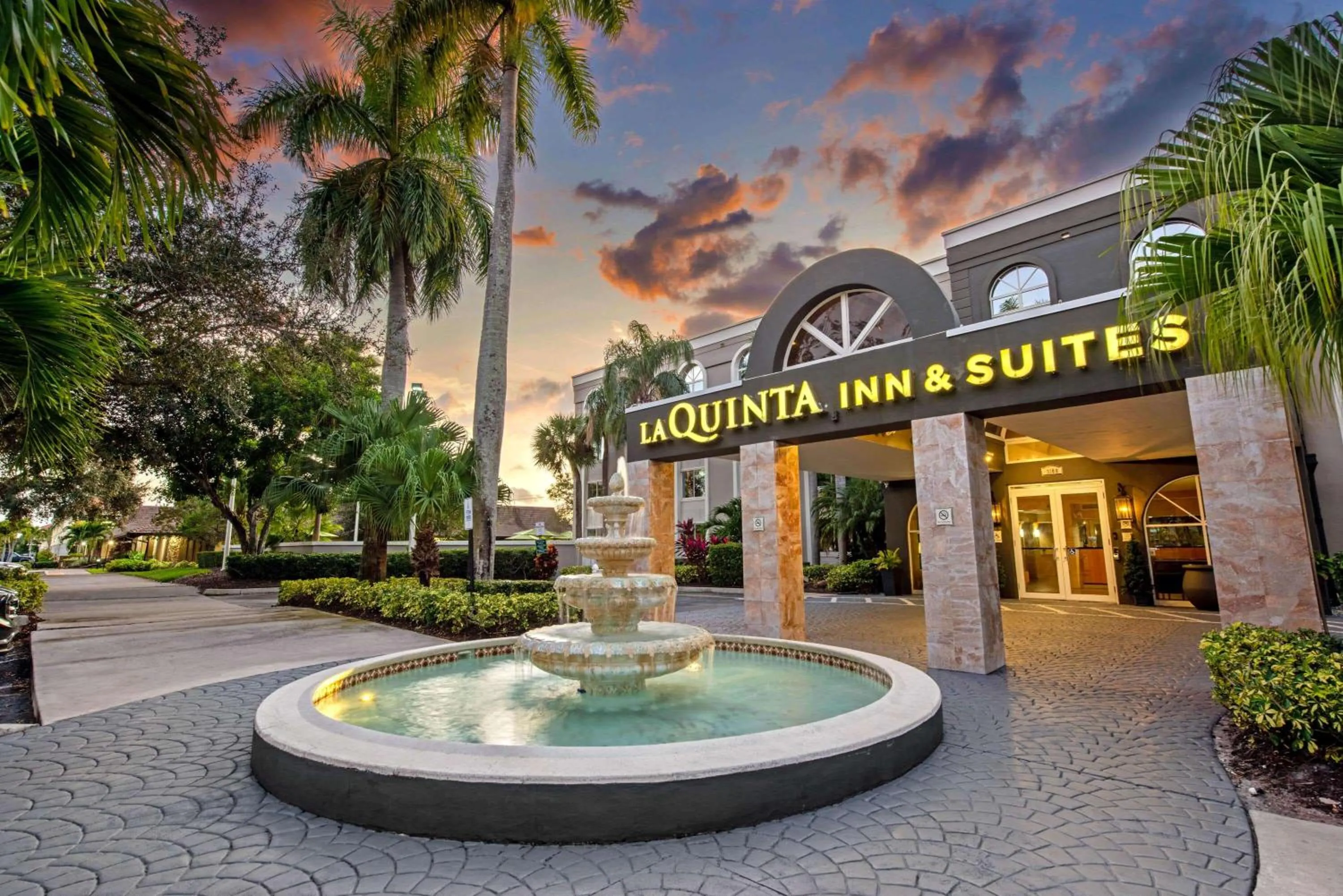 Property building in La Quinta by Wyndham Coral Springs South