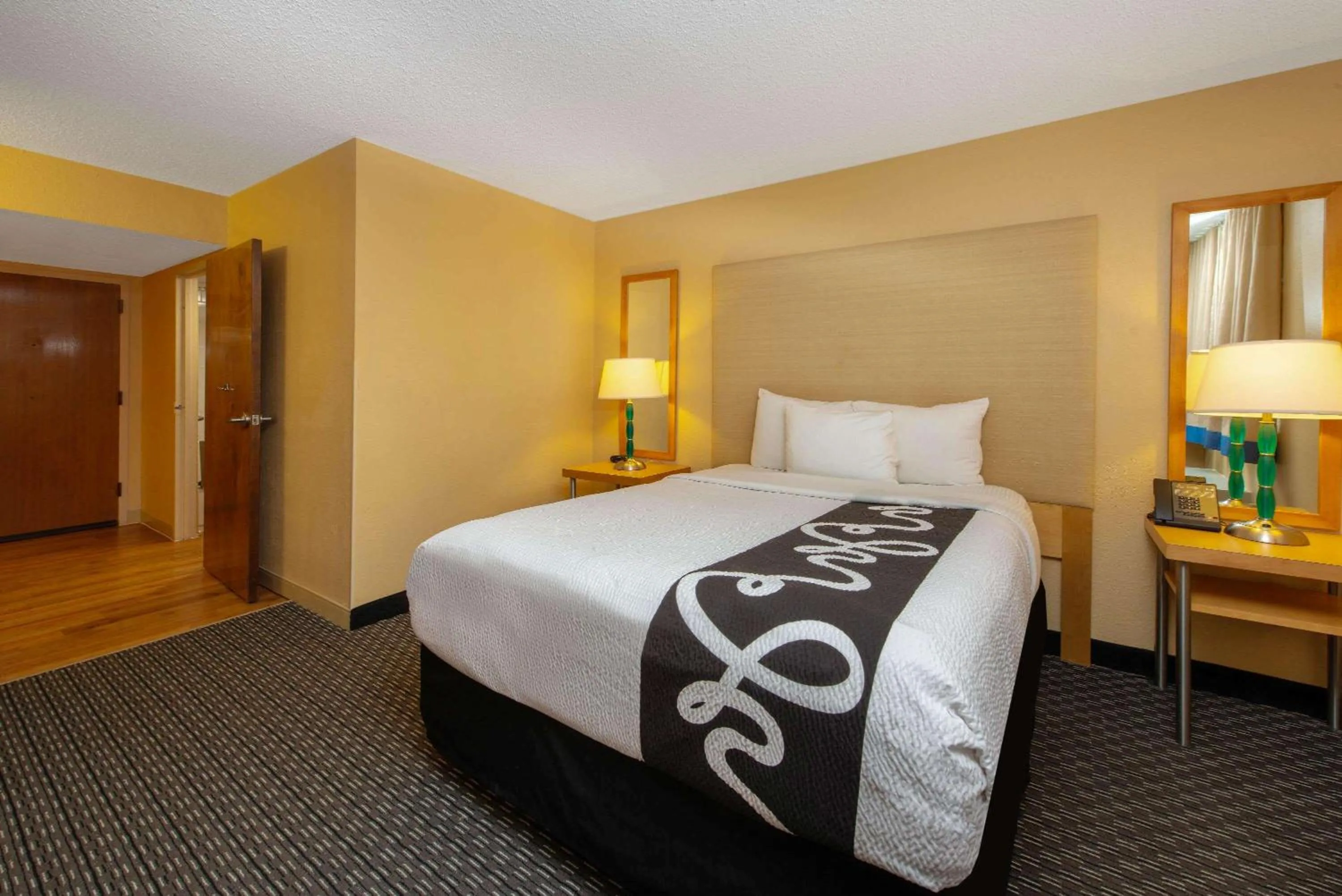 Photo of the whole room, Bed in La Quinta I-95 Deerfield Beach - Next to The Home Depot & Behind The Wawa