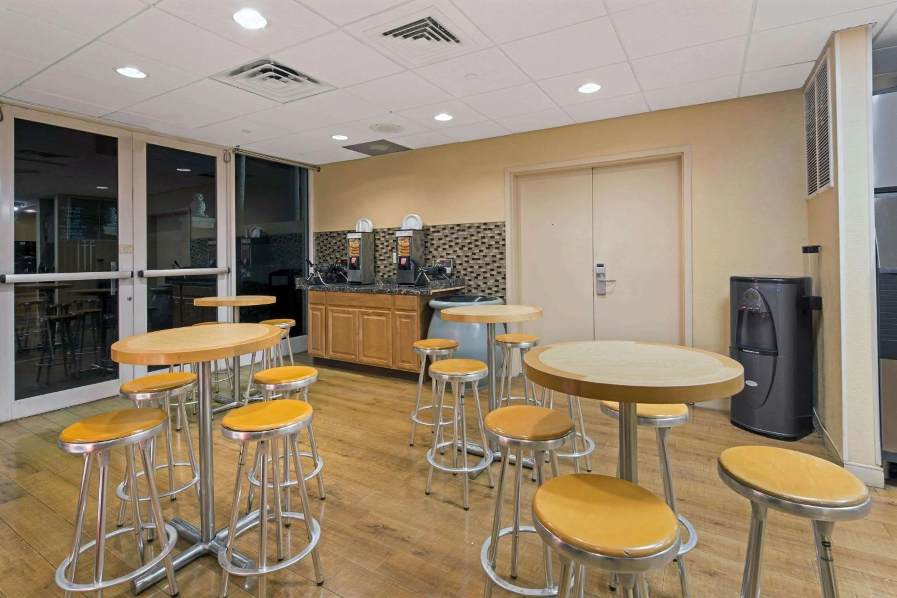 Restaurant/places to eat in La Quinta Inn & Suites by Wyndham Sunrise