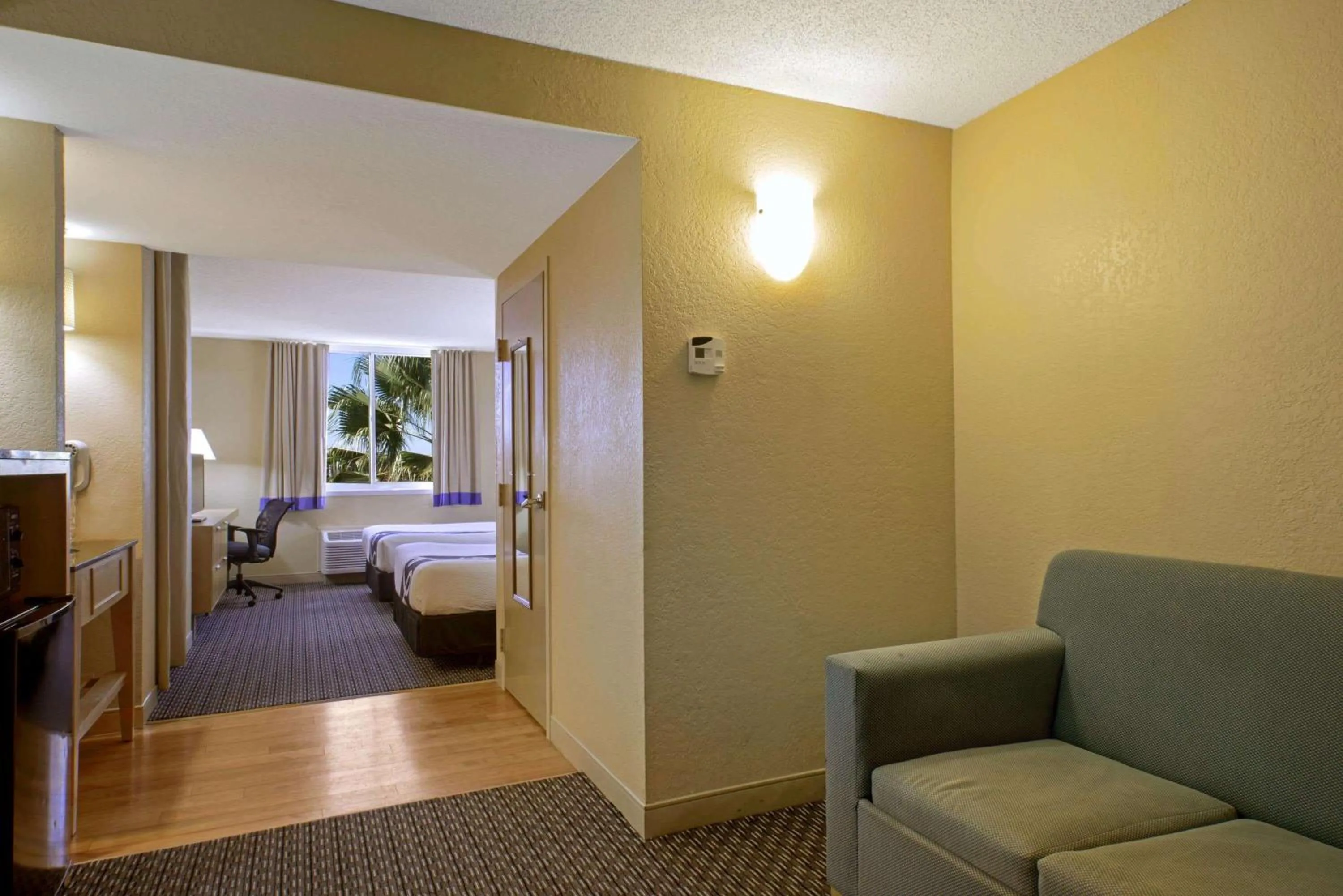 Photo of the whole room, Bed in La Quinta Inn & Suites by Wyndham Sunrise